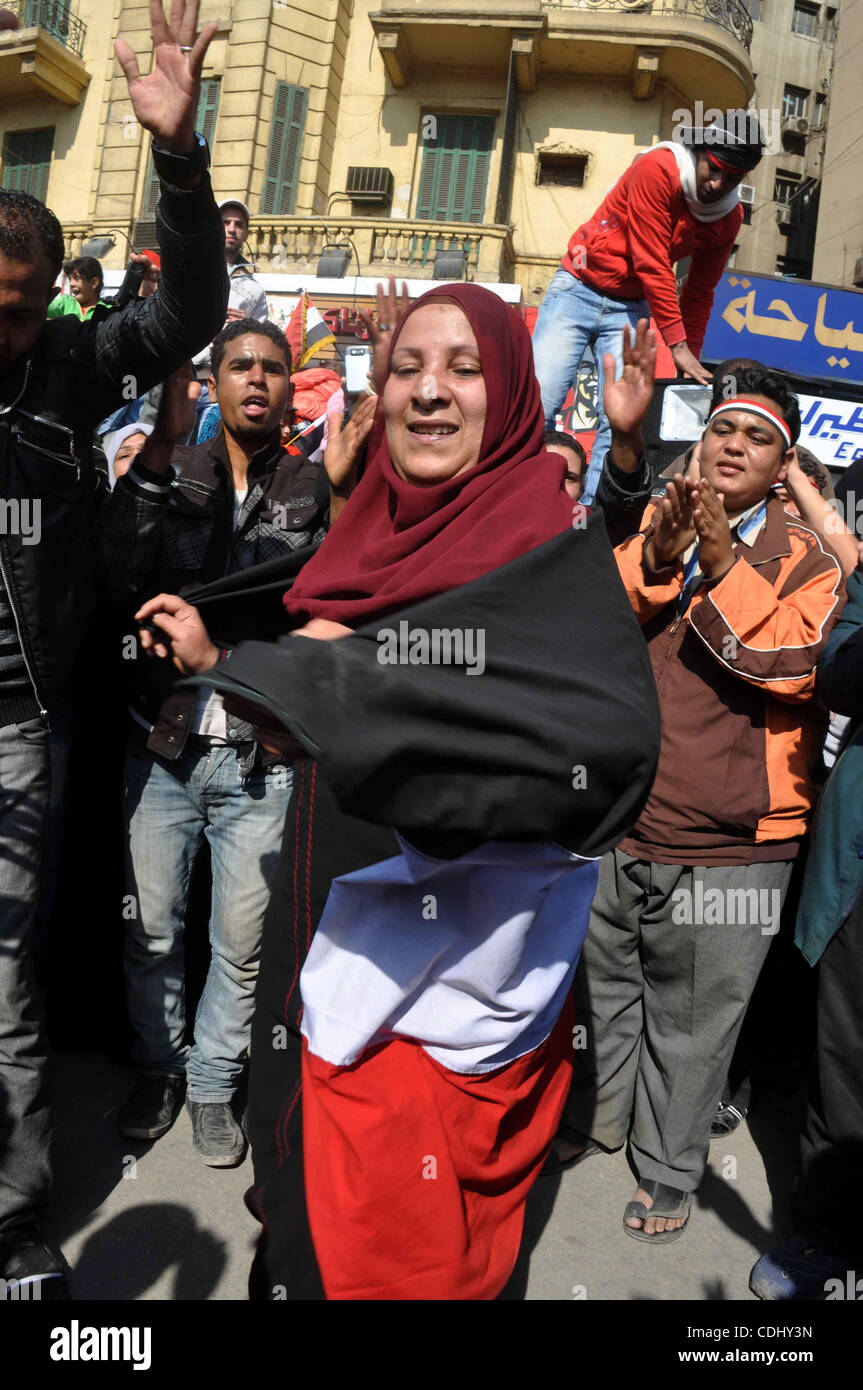 Les Egyptiens célèbrent et vague de drapeaux sur la place Tahrir au Caire, Égypte, Samedi, Février 12, 2011. L'Égypte a explosé de joie, de larmes, et de secours après des manifestants pro-démocratie a présenté le Président Hosni Moubarak avec un mars sur son palais et la télévision d'état. Moubarak, qui jusqu'à la fin semblait Banque D'Images