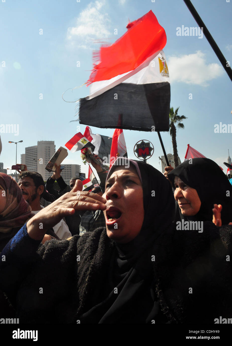 Les Egyptiens célèbrent et vague de drapeaux sur la place Tahrir au Caire, Égypte, Samedi, Février 12, 2011. L'Égypte a explosé de joie, de larmes, et de secours après des manifestants pro-démocratie a présenté le Président Hosni Moubarak avec un mars sur son palais et la télévision d'état. Moubarak, qui jusqu'à la fin semblait Banque D'Images