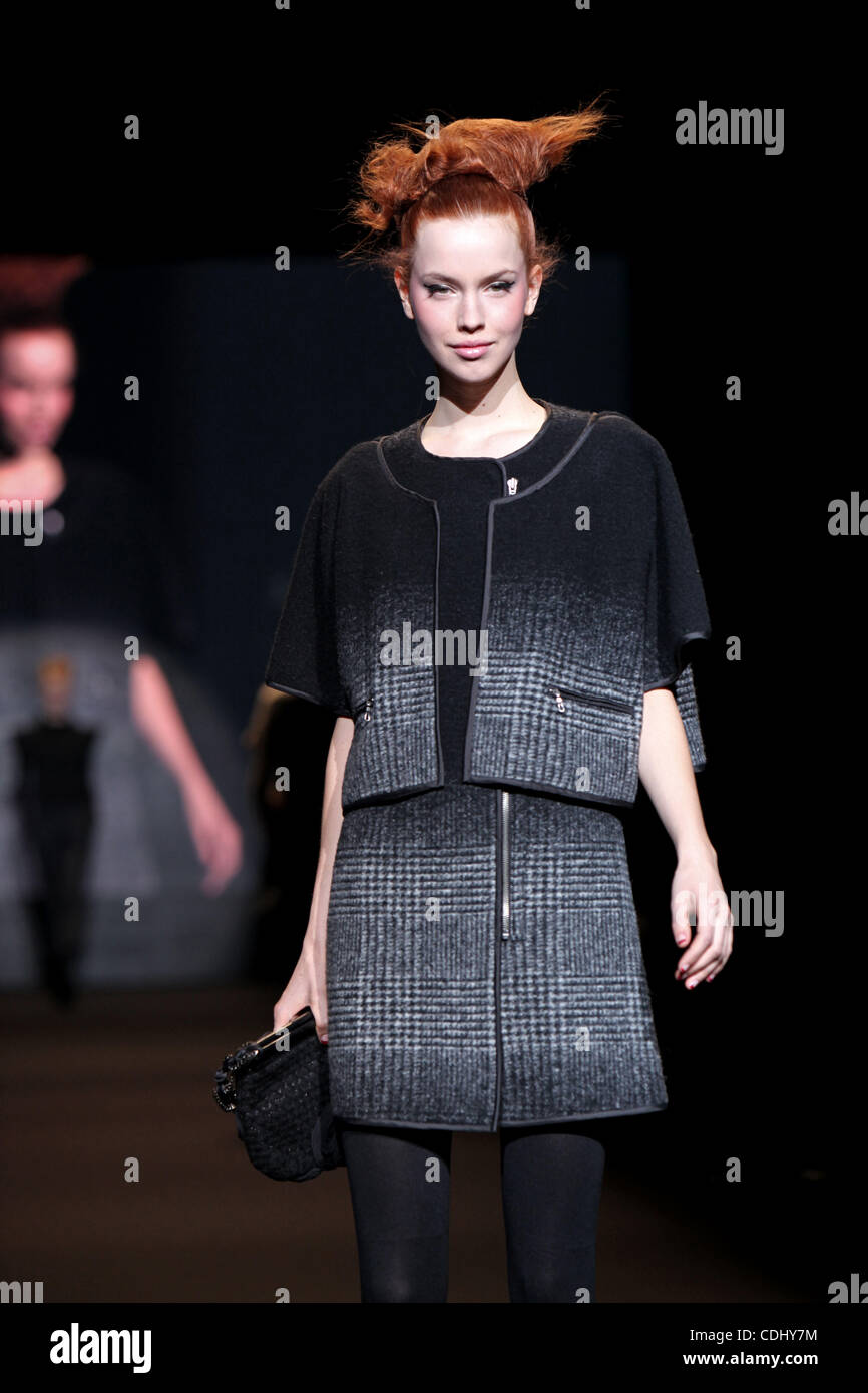 A model au Mercedes Benz Fashion Week Automne Hiver 2011, au cours de la collection Vivienne Tam au Lincoln Center à New York, le samedi 12 février 2011. (Jodi Jones/ZUMA Press) Banque D'Images