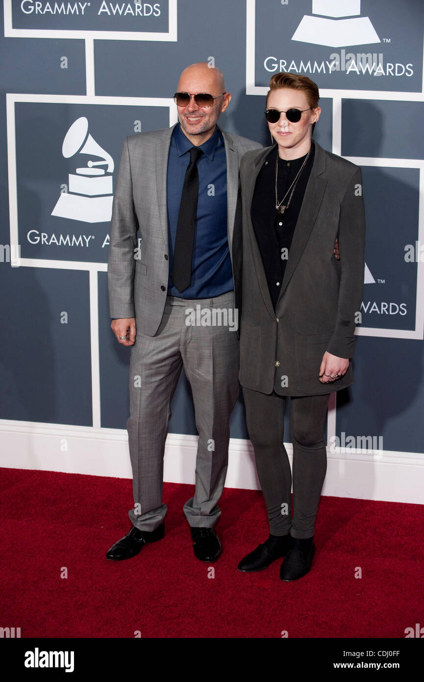 13 févr. 2011 - Los Angeles, Californie, États-Unis - électro-pop britannique et synthpop duo LaRoux (L-R) BEN LANGMAID, Eleanor et Kate Jackson, arrivent pour le Grammy Awards show au Staples Center. (Crédit : &# 169 ; Kevin Sullivan/ZUMAPRESS.com) Banque D'Images
