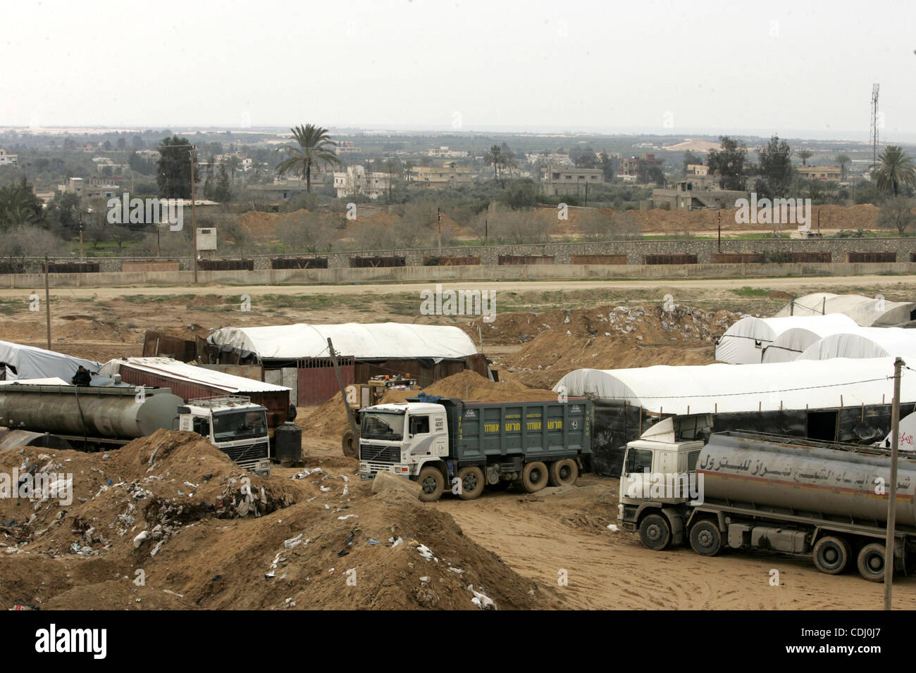 Camions palestiniens charger le combustible dans les tunnels de contrebande le long de la frontière entre Gaza et l'Égypte, au sud de la bande de Gaza, près de la ville de Rafah, le 13 février 2011. Israël et l'Égypte pour la première fois imposé au territoire palestinien fermetures Gaza après avoir enlevé les militants un soldat dans un raid transfrontalier en juin 2006 Banque D'Images