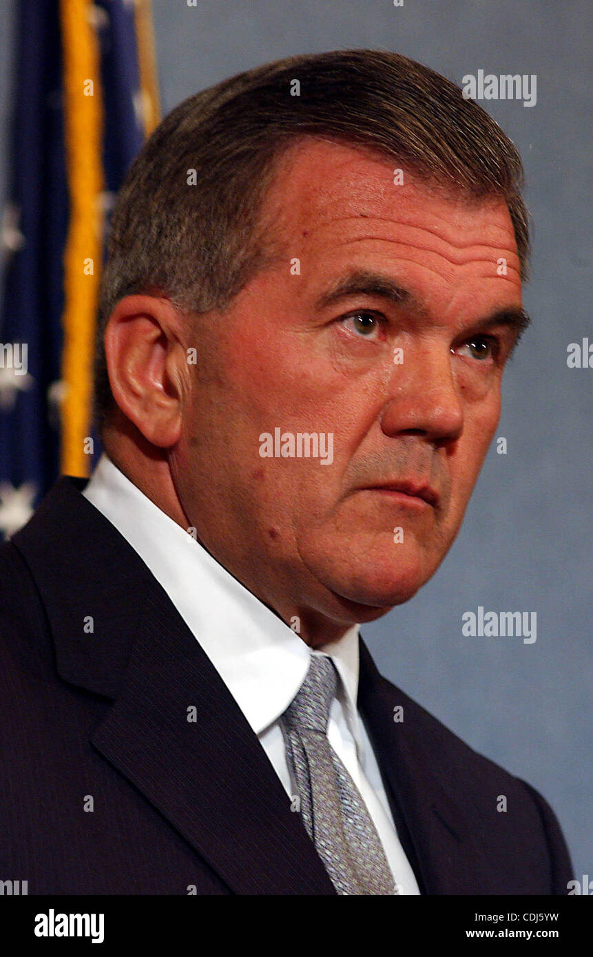 17 février 2011 - Washington, District of Columbia, États-Unis - I7589CB.TOM RIDGE PARLE DE CLUB NATIONAL DE LA PRESSE À PROPOS DE L'AVENIR ET LES CONDITIONS ACTUELLES DE NOTRE SÉCURITÉ NATIONALE S'EST TENUE À WASHINGTON DC.04/29/2003. / / G 2003.TOM RIDGE(Image Crédit : © Christy Bowe/Photos/ZUMAPRESS.com) Globe Banque D'Images