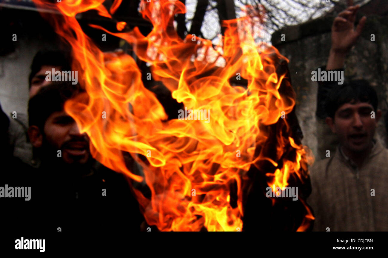 Jeunes cachemiris protester contre les autorités de police de Budgam 35 kms loin de Srinagar, la capitale d'été du Cachemire indien sur 23/2/2011. Les jeunes protestent cafouillage massif présumé dans le recrutement de jeunes dans les emplois. Nearlyly 300 jeunes avaient postulé pour le poste et trois seulement étaient sel Banque D'Images