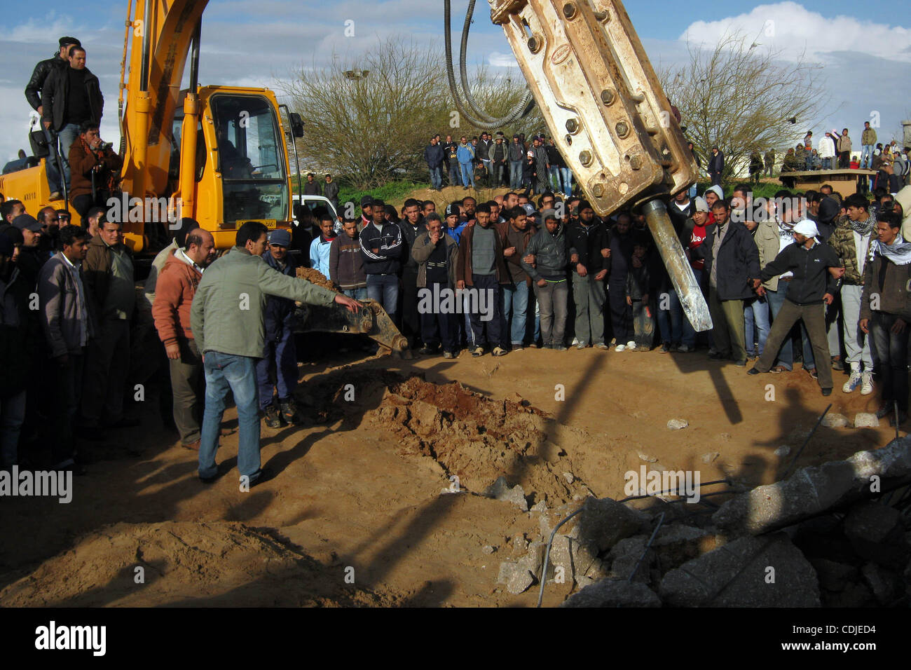 24 février 2011 - d'obtenir à l'intérieur de bunkers souterrains Gadafi une personne a présenté des machines lourdes à Bengazi, l'est de la Libye. La foule regarda en prévision mais à la fin n'a rien trouvé à l'intérieur. (Crédit Image : © David Degner/ZUMAPRESS.com) Banque D'Images