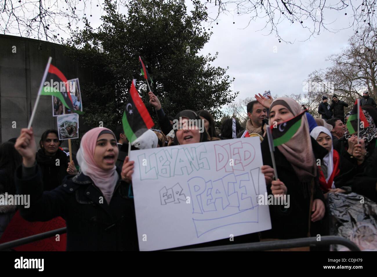 Feb 26, 2011 - Londres, Angleterre, Royaume-Uni - Des centaines de jeunes Arabes en UK à Trafalgar Square à l'appui de la révolution libyenne. Ils marchèrent jusqu'à l'ambassade de Libye se joindre à la communauté libyenne à l'appui de la révolution et contre la Jamahiriya de massacres. (Crédit Image : &# 169 ; moi Banque D'Images