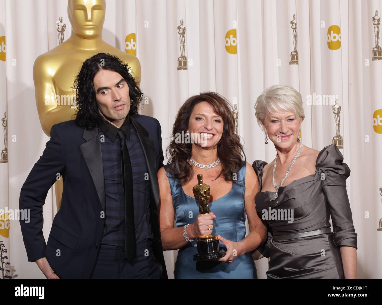 27 février 2011 - Hollywood, Californie, États-Unis - auteur-réalisateur danois de Susanne Bier avec l'Oscar du meilleur film en langue étrangère pour ''dans un monde meilleur'' du Danemark, dans la salle de presse Oscars 2011 avec présentateur RUSSELL BRAND et Helen Mirren qui porte une robe Vivienne Westwood à la 83e Assemblée annuelle Banque D'Images