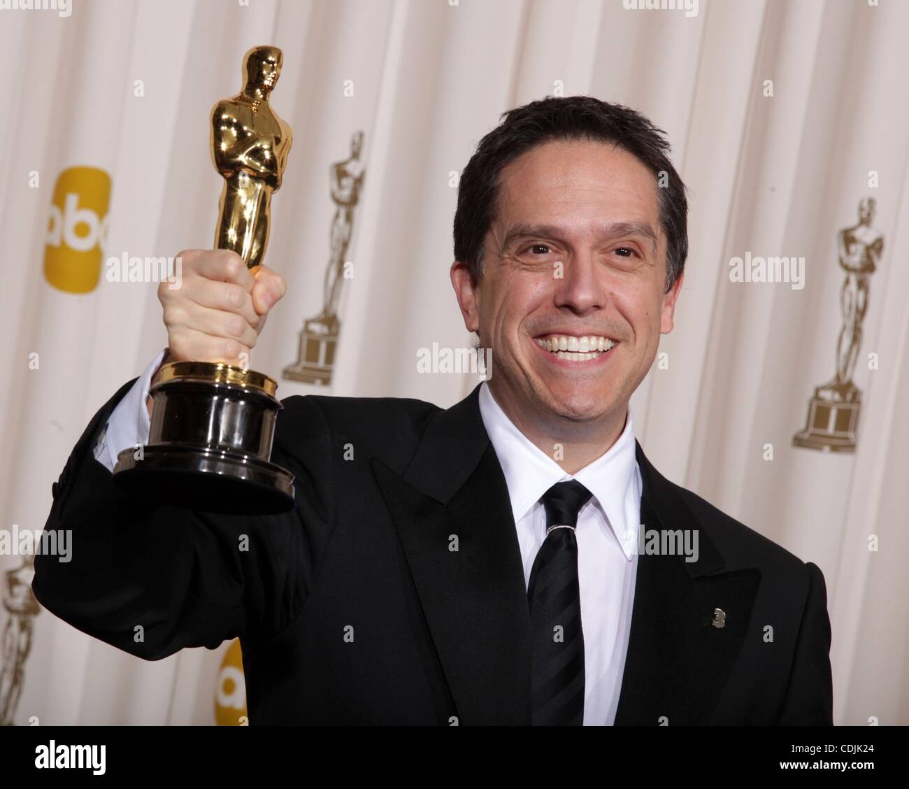 27 févr. 2011 - Hollywood, Californie, États-Unis - Réalisateur Lee Unkrich pose dans la salle de presse au cours de la 83e Academy Awards annuel (crédit Image : © Lisa O'Conner/ZUMAPRESS.com) Banque D'Images