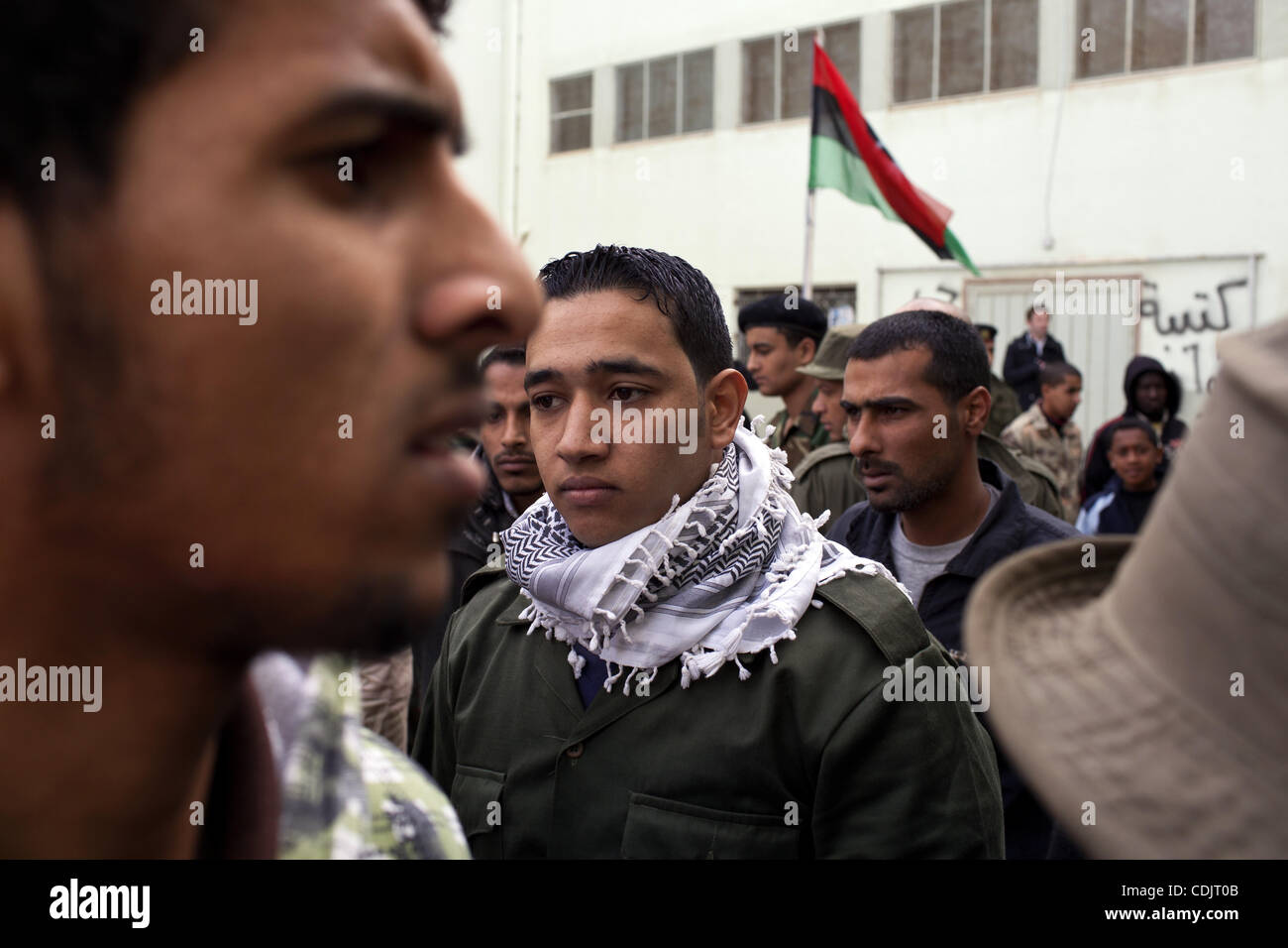 Mar. 2, 2011 - Ajdabya, Libye - dans une école de Tripoli, Libye volontaires civils ont été joignant et de forage à rejoindre les forces de l'opposition. Les bénévoles vont de sport les étudiants en génie à des formateurs et au moins un qui est égyptien vivant en Libye...photographies de David Degner pour le mur Banque D'Images