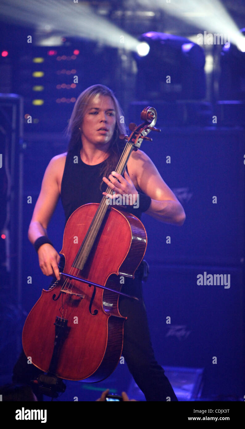 Mar. 3, 2011 - Fort Lauderdale, Floride, États-Unis d'Amérique - Matti symphonique Eicca Toppinen de Apocalyptica effectue sur scène à la Chambre de culture de Fort Lauderlade, Floride, lors de leur tournée 2011 7e symphonie (crédit Image : © Luis Blanco/ZUMApress.com) Southcreek/mondial Banque D'Images