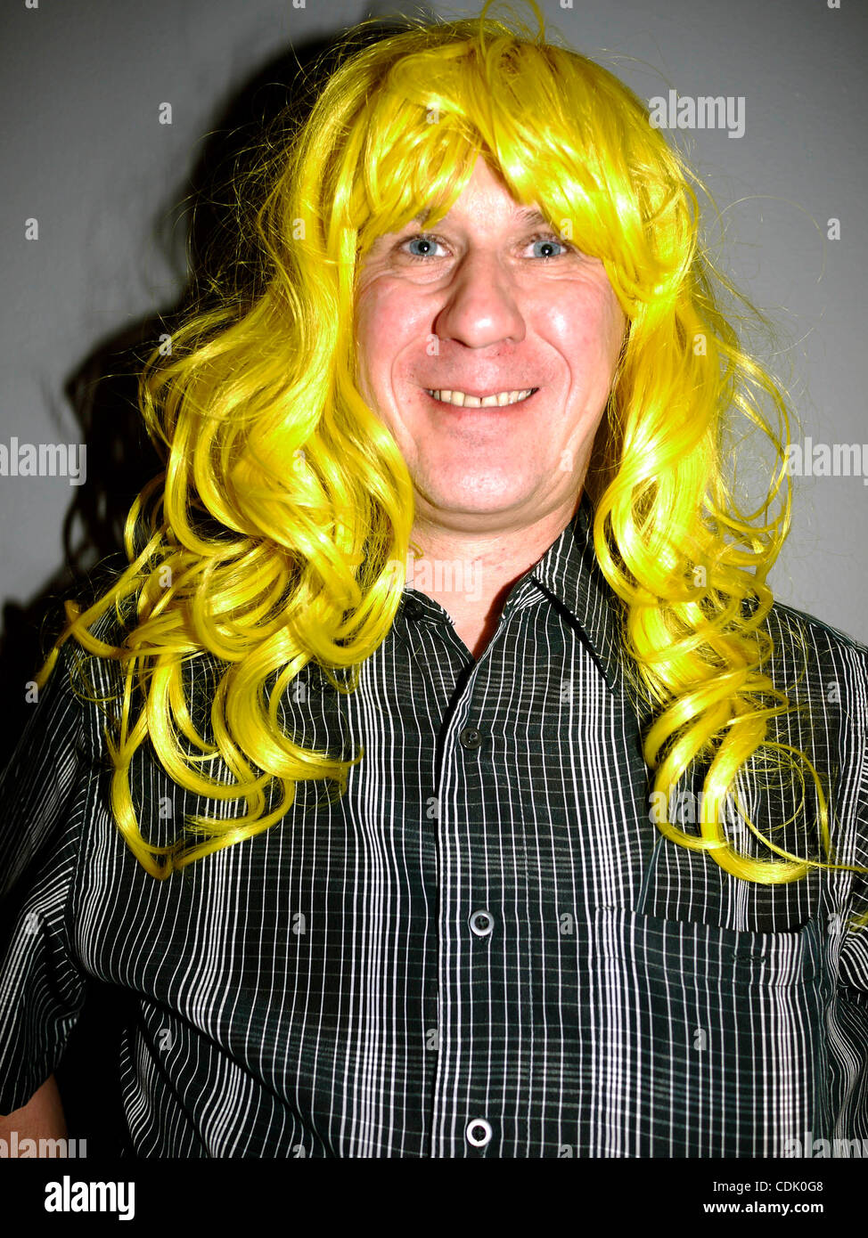 Mar 06, 2011 - New York, New York, États-Unis - Homme portant perruque  jaune. Beauty Show International est le premier salon professionnel des  membres de l'industrie de beauté professionnels. En 2010, plus