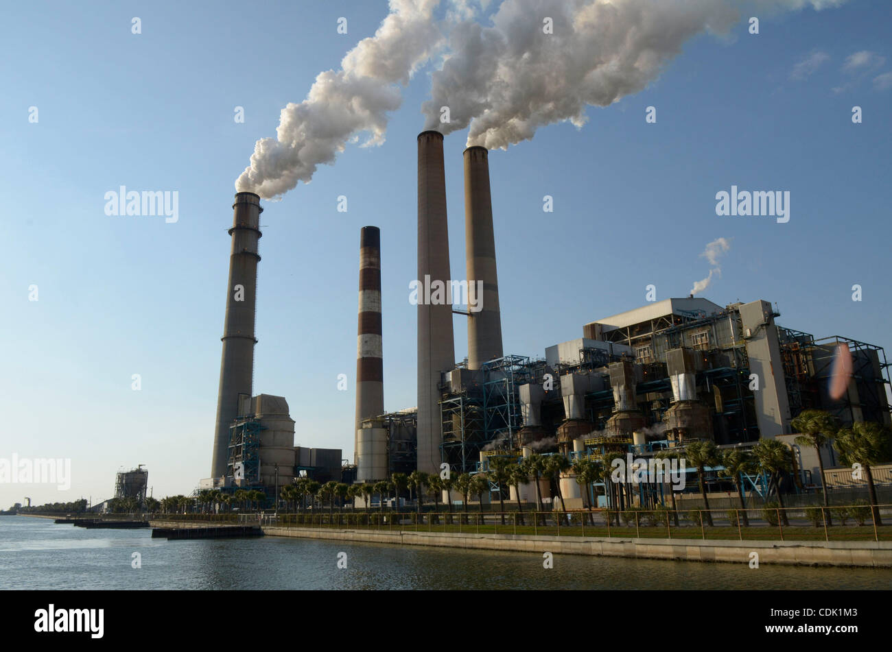 Mar 07, 2011 - Apollo Beach, Florida, USA - hausse des émissions des cheminées des centrales thermiques au charbon des unités génératrices de the Big Bend Power Station à Apollo Beach, en Floride. La centrale électrique, propriété de Tampa Electric services l'ouest Région du Centre de la Floride. (Crédit Image : ©/Ebenhack ZUMAPRESS Phelan.co Banque D'Images