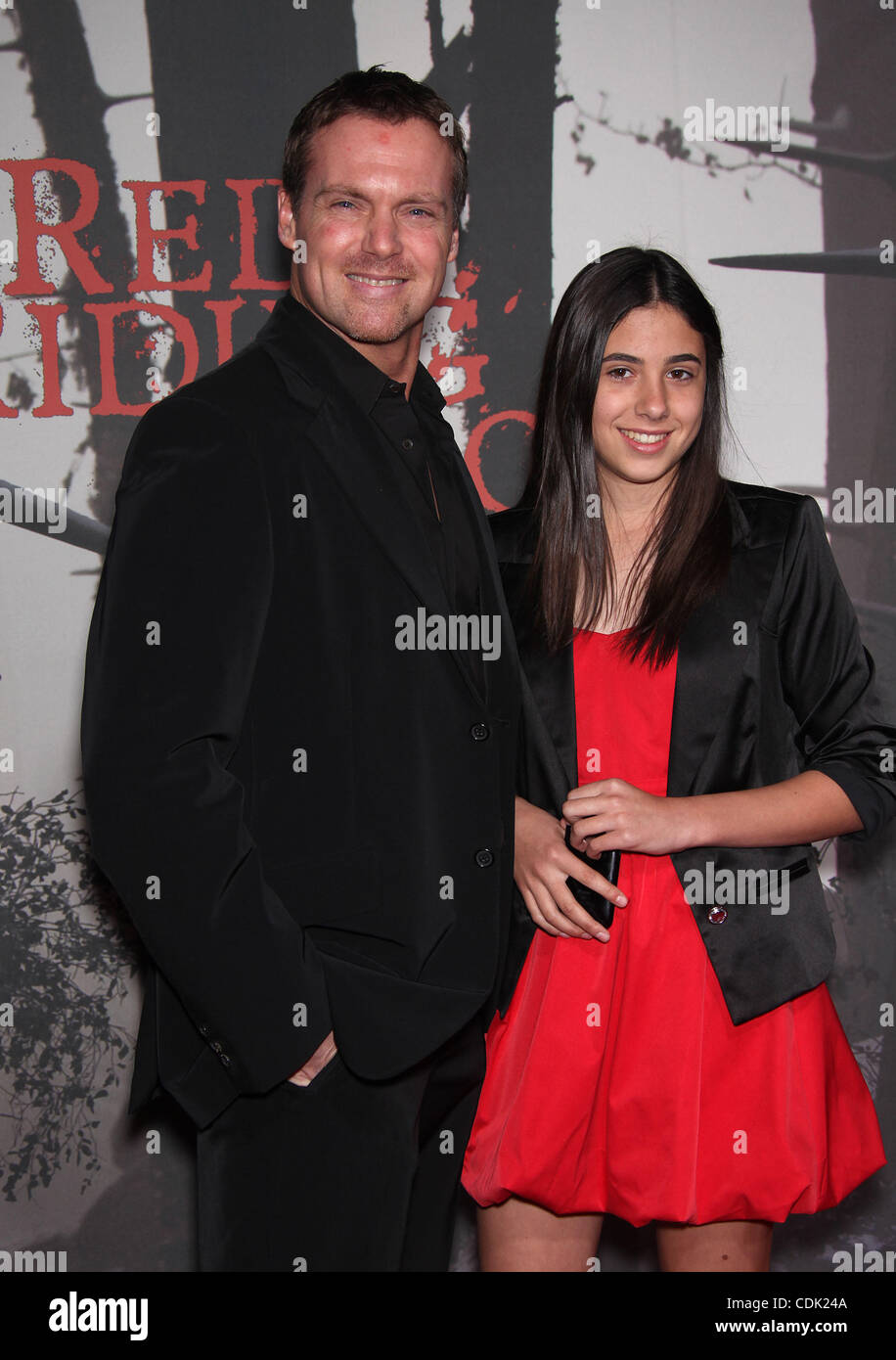 7 mars 2011 - Hollywood, Californie, États-Unis - MICHAEL SHANKS & fille arrive pour la première du film 'Red Riding Hood' au théâtre chinois. (Crédit Image : © Lisa O'Connor/ZUMAPRESS.com) Banque D'Images