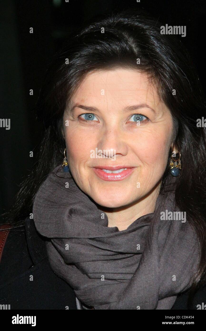 Mar. 8, 2011 - Los Angeles, Californie, États-Unis - Daphne Zuniga.''JE SUIS'' Los Angeles Premiere tenue au Arclight Cinemas Los Angeles,CA. - 8 mars 2011. K67772TL(Image Crédit : Â©/TLeopold ZUMAPRESS.com)/Photos Globe Banque D'Images