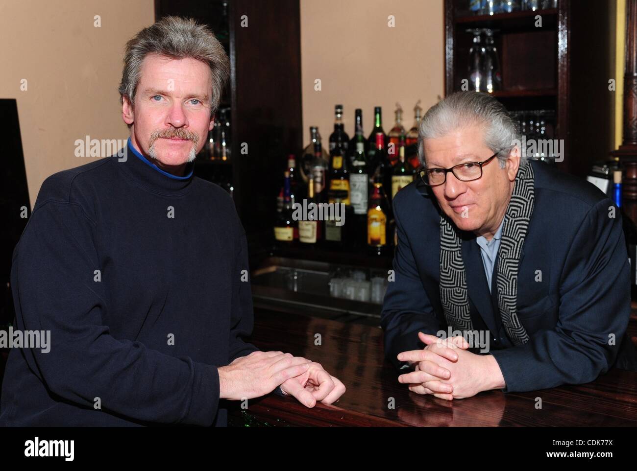 Mar. 11, 2011 - Manhattan, New York, États-Unis - directeur JOHN GRAY (L) et l'acteur Peter RIEGERT (R) du film ''White Irish Drinkers'' la semaine prochaine, photographiée au Playwrights Celtic Pub. (Crédit Image : © Bryan Smith/ZUMAPRESS.com) Banque D'Images