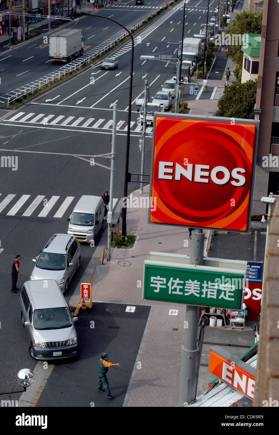 'Jap', les longues files de véhicules ont vu tout au long de l'attente de Tokyo pour remplir leurs réservoirs de gaz le 14 mars 2011, quelques jours après que le Japon a été dévasté par un tremblement de terre de magnitude 9,0 et le tsunami qui ont frappé la côte est du pays. Banque D'Images