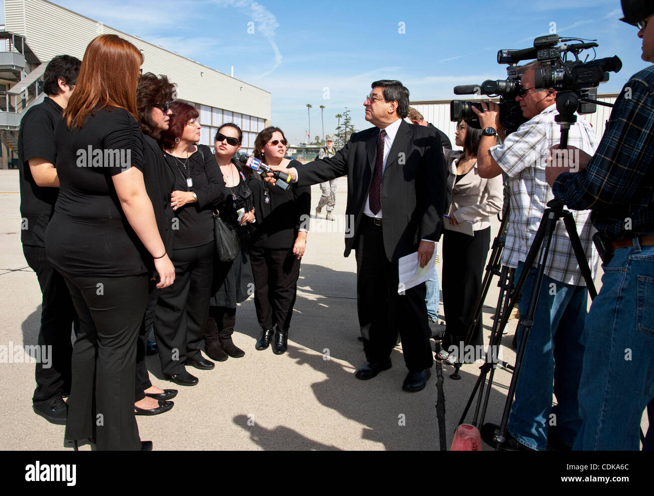 Mar. 14, 2011 - Los Alamitos, Californie, États-Unis - des membres de la famille de parler avec la presse à la base d'entraînement de forces interarmées de l'avant la mission de héros Cérémonie pour le Sgt. Jason M. Weaver, d'Anaheim, CA, qui est mort le 3 mars 2011 dans la province de Kandahar, Afghanistan de blessures subies lors de l'insurgés ont attaqué son Banque D'Images