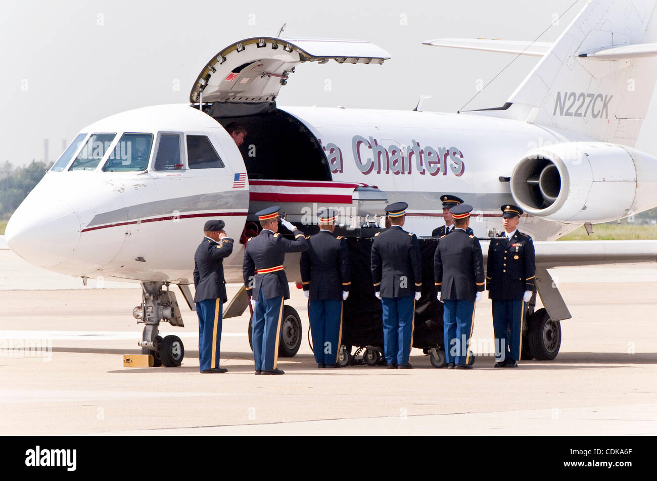 Mar. 14, 2011 - Los Alamitos, Californie, USA - Le Héros Mission Cérémonie à la base d'entraînement de forces interarmées pour le Sgt. Jason M. Weaver, d'Anaheim, CA, qui est mort le 3 mars 2011 dans la province de Kandahar, Afghanistan de blessures subies lors de l'insurgés ont attaqué son unité à l'aide d'un engin explosif improvisé. H Banque D'Images