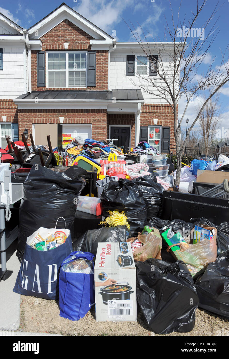 Mar. 15, 2011 - Norcross, Georgie, États-Unis - Un équipage engagé apporte rapidement l'ensemble des possessions de la famille Adams à la rue après l'expulsion a été servi par le bureau du shérif du comté de Gwinnett en Norcross, Georgia USA le 25 février 2011. Le Bureau du shérif du comté de Gwinnett a un arriéré d'au moins fou Banque D'Images