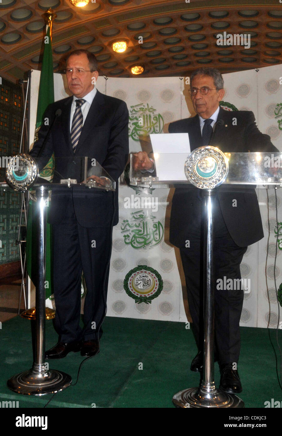 Le Secrétaire général de la Ligue arabe Amr Moussa se réunit avec le Ministre russe des Affaires étrangères Sergueï Lavrov au siège de la Ligue arabe au Caire, Égypte, 21 mars 2011. Le Ministre russe des affaires étrangères Sergei Lavrov est sur une tournée au Moyen-Orient pour des entretiens sur la crise politique dans la région et l'ouest de l'coalitio Banque D'Images