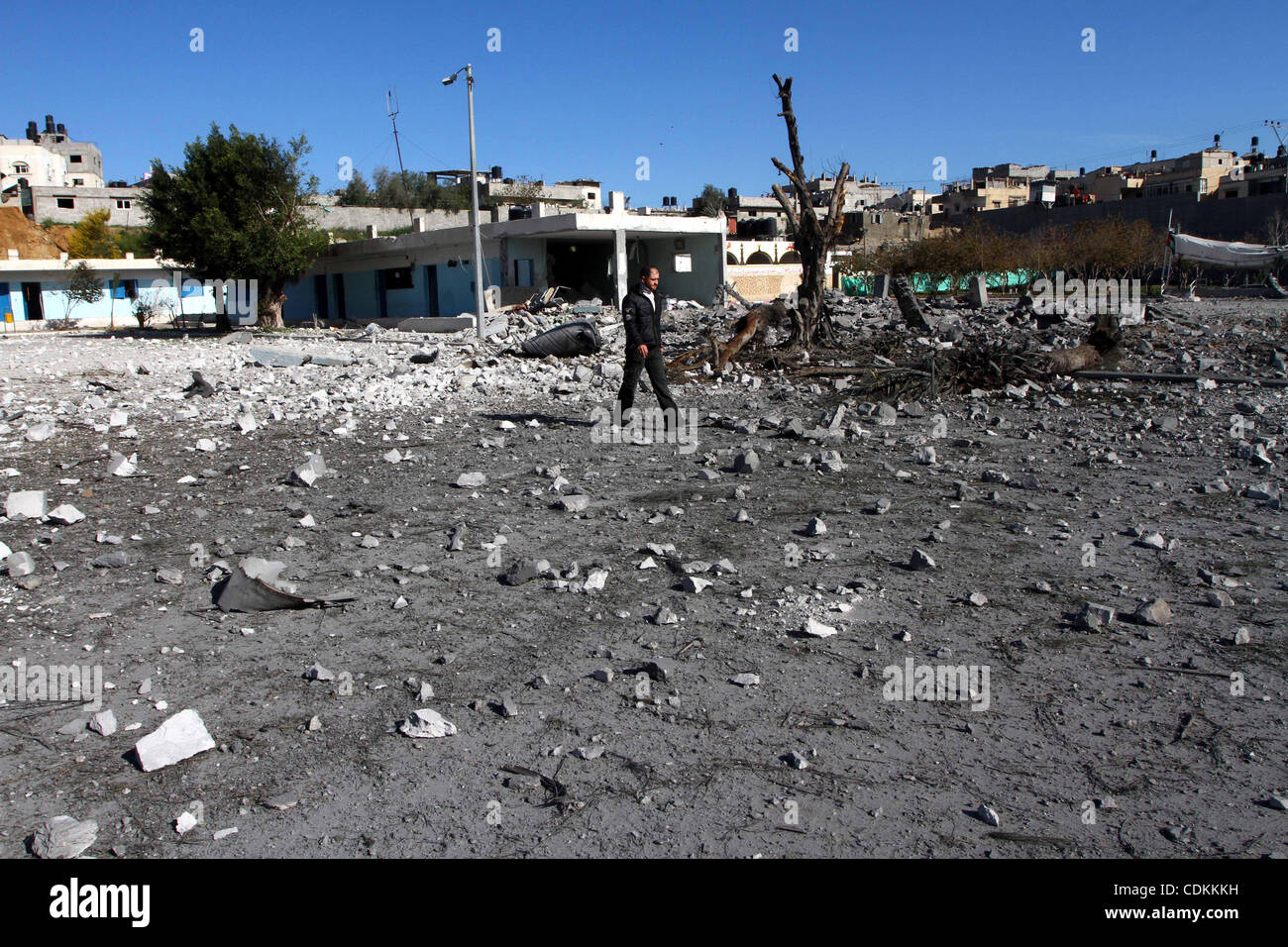 Le Hamas palestinien stand de sécurité au milieu des débris d'un composé du Hamas détruit après la grève par un avion de guerre israélien la nuit dans la ville de Beit Lahiya dans le nord de la bande de Gaza, le 22 mars 2011. Le 4 février 2011. Photo par Ashraf Amra Banque D'Images