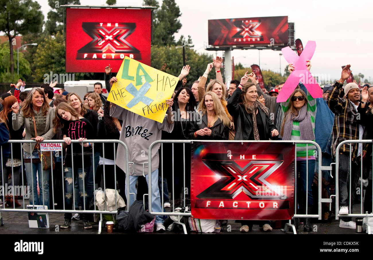 Mar. 27, 2011 - Los Angeles, Californie, USA - Wannabe stars attendent leur tour pour entrer dans le Los Angeles Sports Arena pour auditionner pour Simon Cowell's 'X Factor'. Banque D'Images