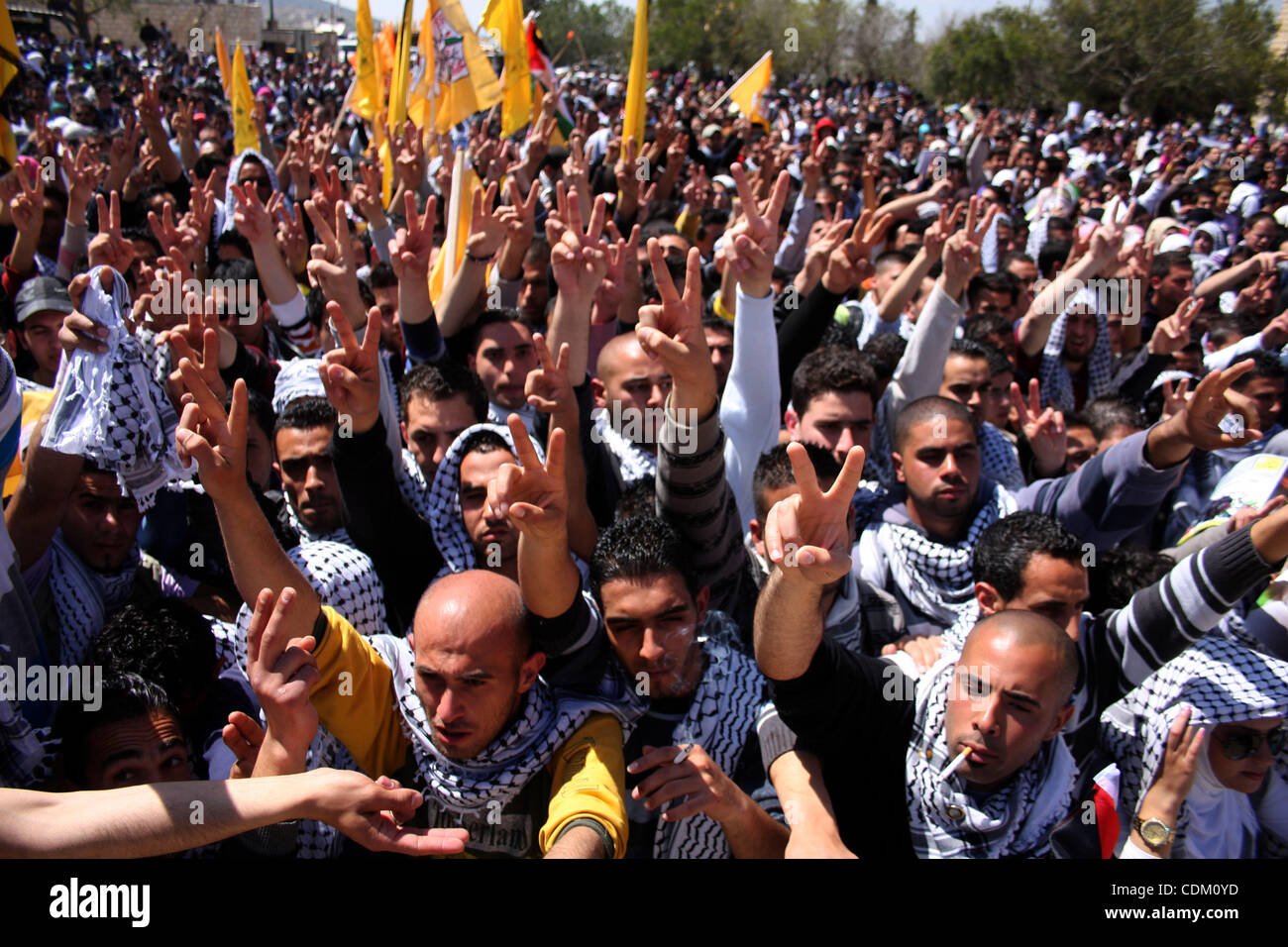 Des étudiants palestiniens et partisans du Fatah qui fidèles au Président palestinien Mahmoud Abbas de prendre part à l'élection du conseil étudiant de l'Université de Birzeit à la campagne de l'Université de Birzeit, dans la ville de Ramallah, en Cisjordanie le 29 mars 2011. Photo par Issam Rimawi Banque D'Images