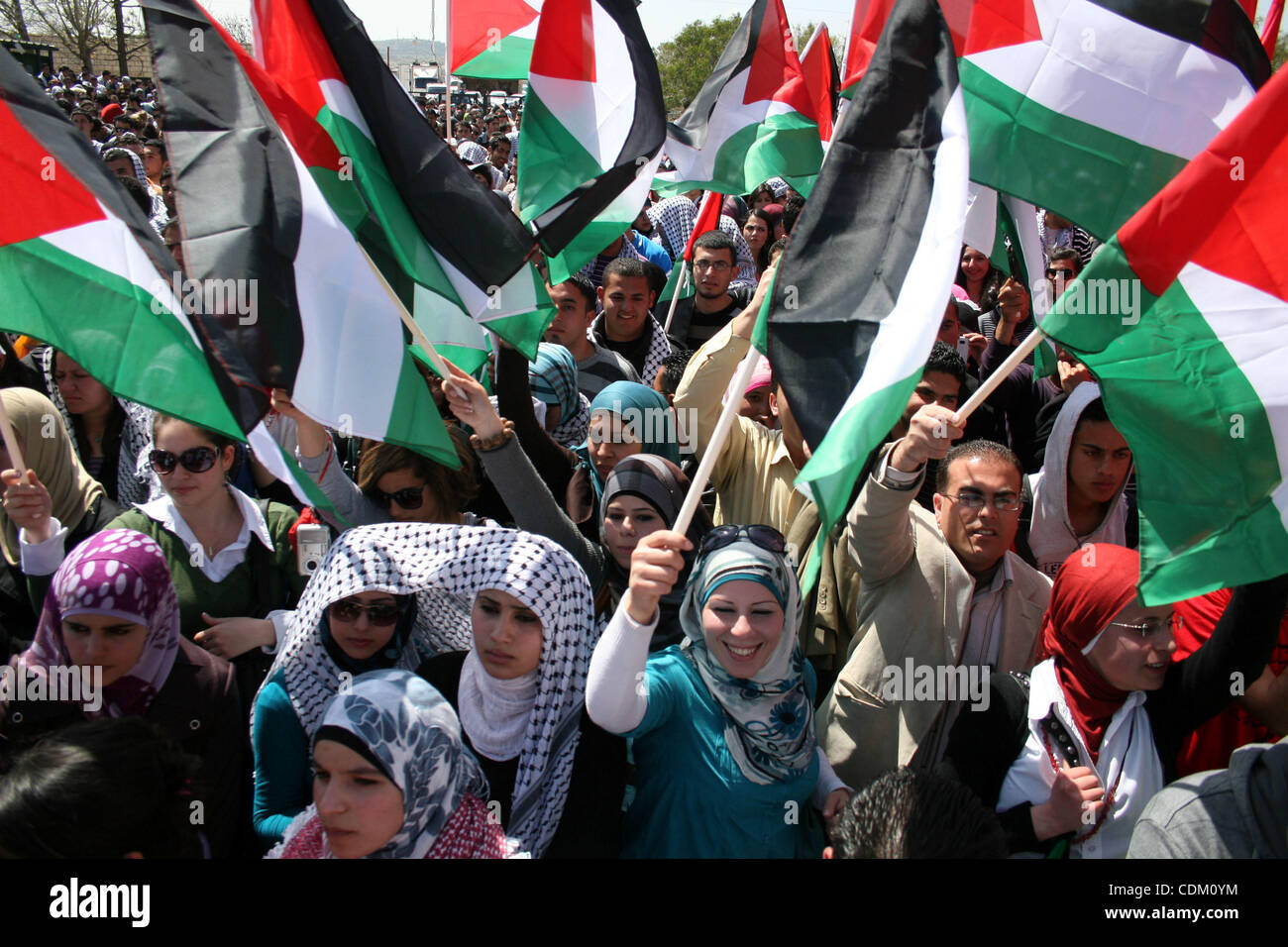 Des étudiants palestiniens et partisans du Fatah qui fidèles au Président palestinien Mahmoud Abbas de prendre part à l'élection du conseil étudiant de l'Université de Birzeit à la campagne de l'Université de Birzeit, dans la ville de Ramallah, en Cisjordanie le 29 mars 2011. Photo par Issam Rimawi Banque D'Images