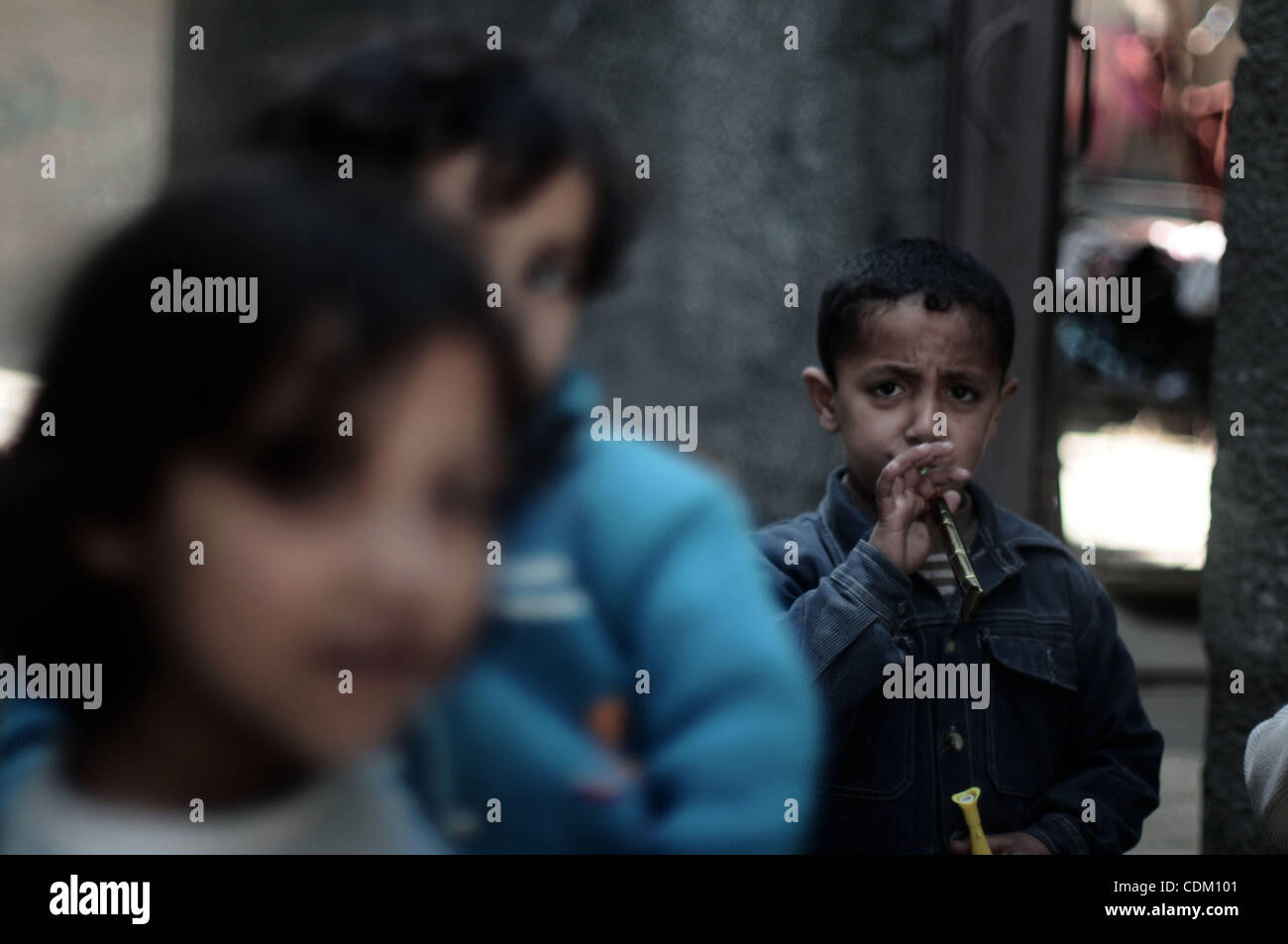 Les réfugiés palestiniens sont représentés les enfants jouant dans l'allée d'al Shatea camp de réfugiés dans l'ouest de la ville de Gaza le 29 mars 2011. Photo par Mustafa Hassona Banque D'Images