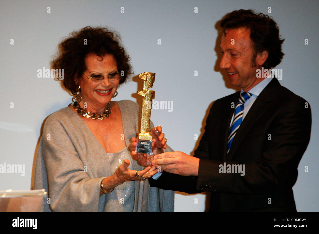 7 avril 2011 - Athènes, Grèce - Claudia Cardinale a été accordée par Stéphane Bern pour son apport au cinéma, à la 12ème Festival du Film Francophone à Athènes. (Crédit Image : © Vafeiadakis ZUMAPRESS.com) Aristidis/ Banque D'Images