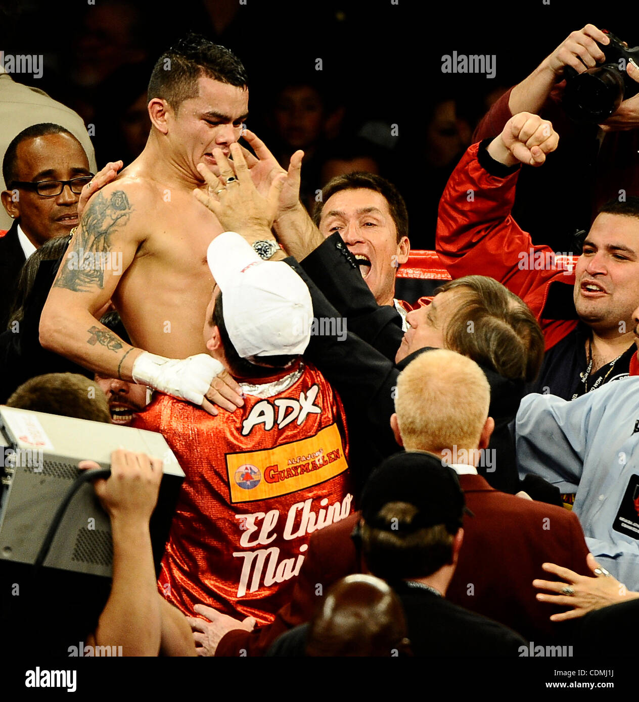 -9,2011 Avril Las Vegas, NV. USA. (En rouge les lignes) Marcos Maidana va 12 rondes avec Eric Morales comme Marcos Maidana a pris la victoire par décision majoritaire pour le titre intérimaire WBA super léger ce samedi au MGM Grand hotel à Las Vegas NV. 9,2011 Avril. photo par Gene Blevins/LA Daily News/Z Banque D'Images