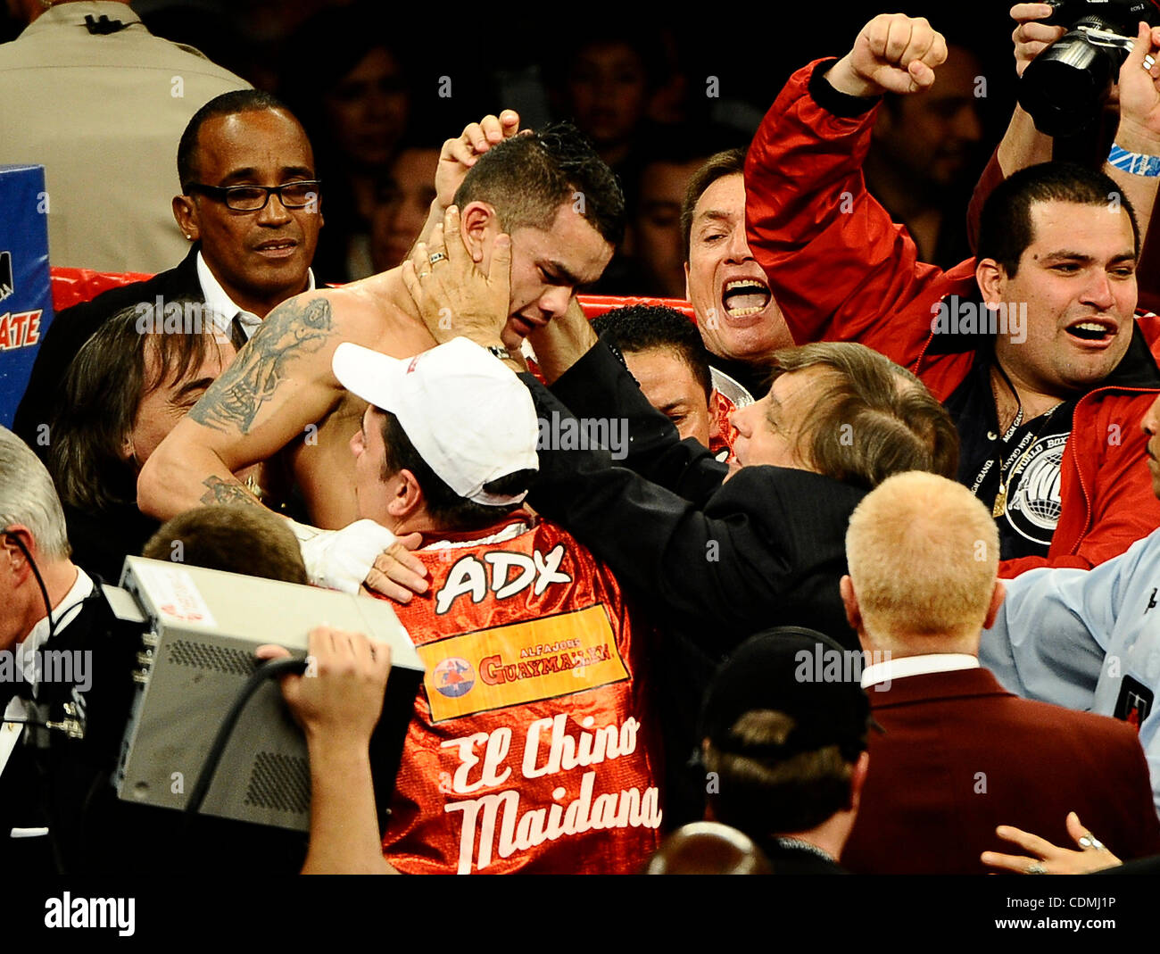 -9,2011 Avril Las Vegas, NV. USA. (En rouge les lignes) Marcos Maidana va 12 rondes avec Eric Morales comme Marcos Maidana a pris la victoire par décision majoritaire pour le titre intérimaire WBA super léger ce samedi au MGM Grand hotel à Las Vegas NV. 9,2011 Avril. photo par Gene Blevins/LA Daily News/Z Banque D'Images