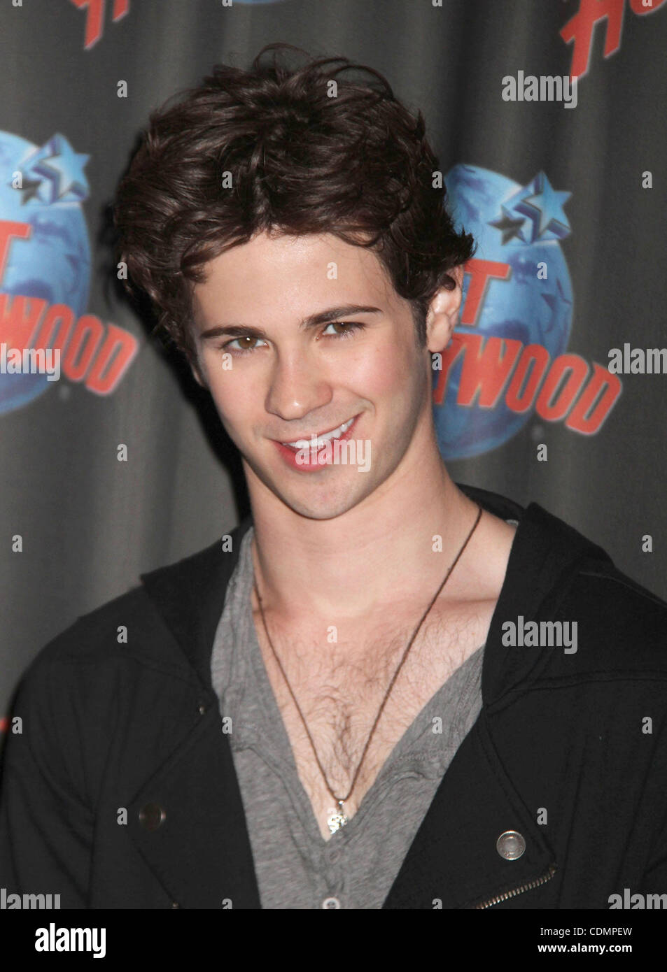 12 avril 2011 - New York, New York, États-Unis - l'Acteur CONNOR PAOLO assiste à la "terre" se tiendra à don souvenirs Planet Hollywood Times Square. (Crédit Image : © Kaszerman ZUMAPRESS.com)/Nancy Banque D'Images