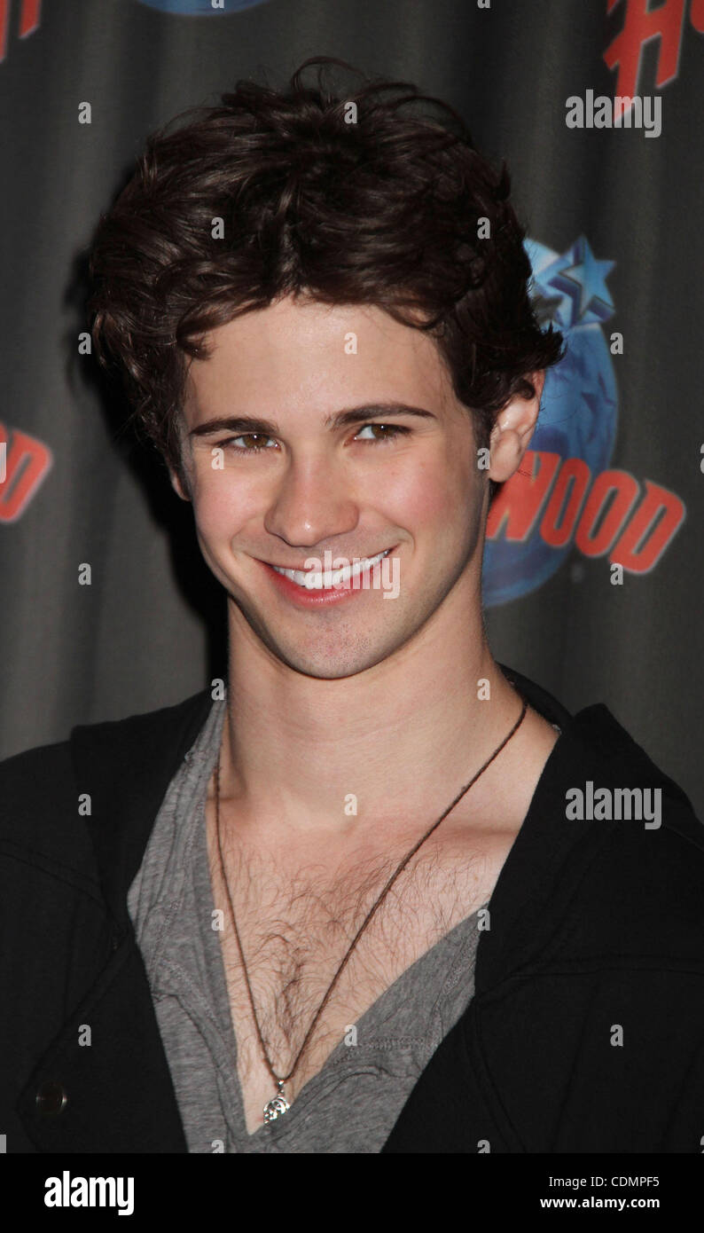 12 avril 2011 - New York, New York, États-Unis - l'Acteur CONNOR PAOLO assiste à la "terre" se tiendra à don souvenirs Planet Hollywood Times Square. (Crédit Image : © Kaszerman ZUMAPRESS.com)/Nancy Banque D'Images