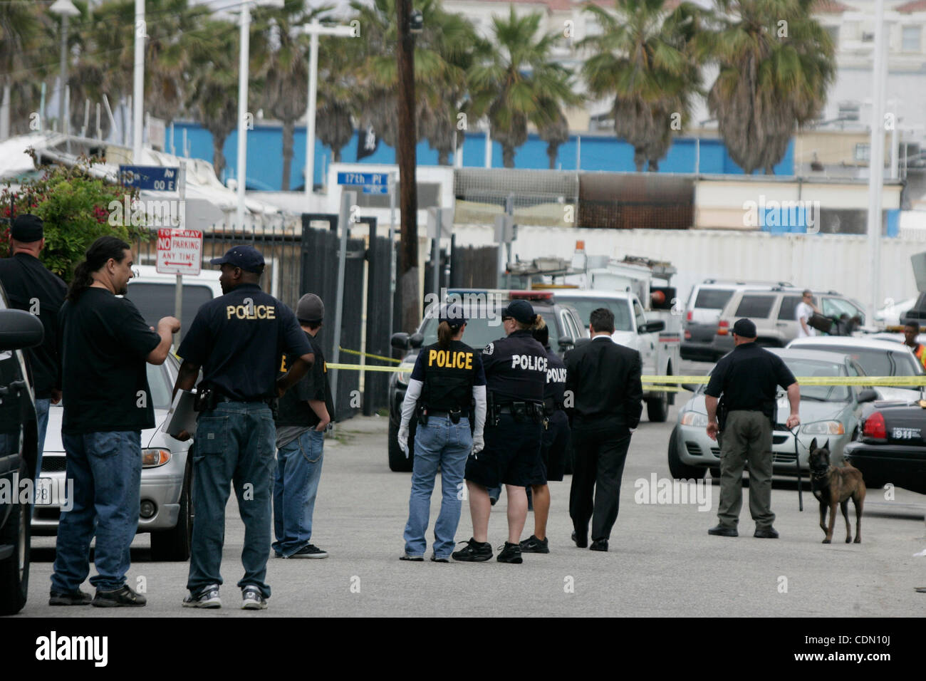 20 avril 2011 - Los Angeles, Californie, États-Unis - les autorités y compris les agents de police de Los Angeles, Los Angeles Sheriff Dept. et Californie Dept. d'agents de correction de chiens policiers effectuer une perquisition à la Medical Kush Beach Club, un dispensaire de marijuana médicale dans le bloc de 1300 Ocean Front Walk en V Banque D'Images