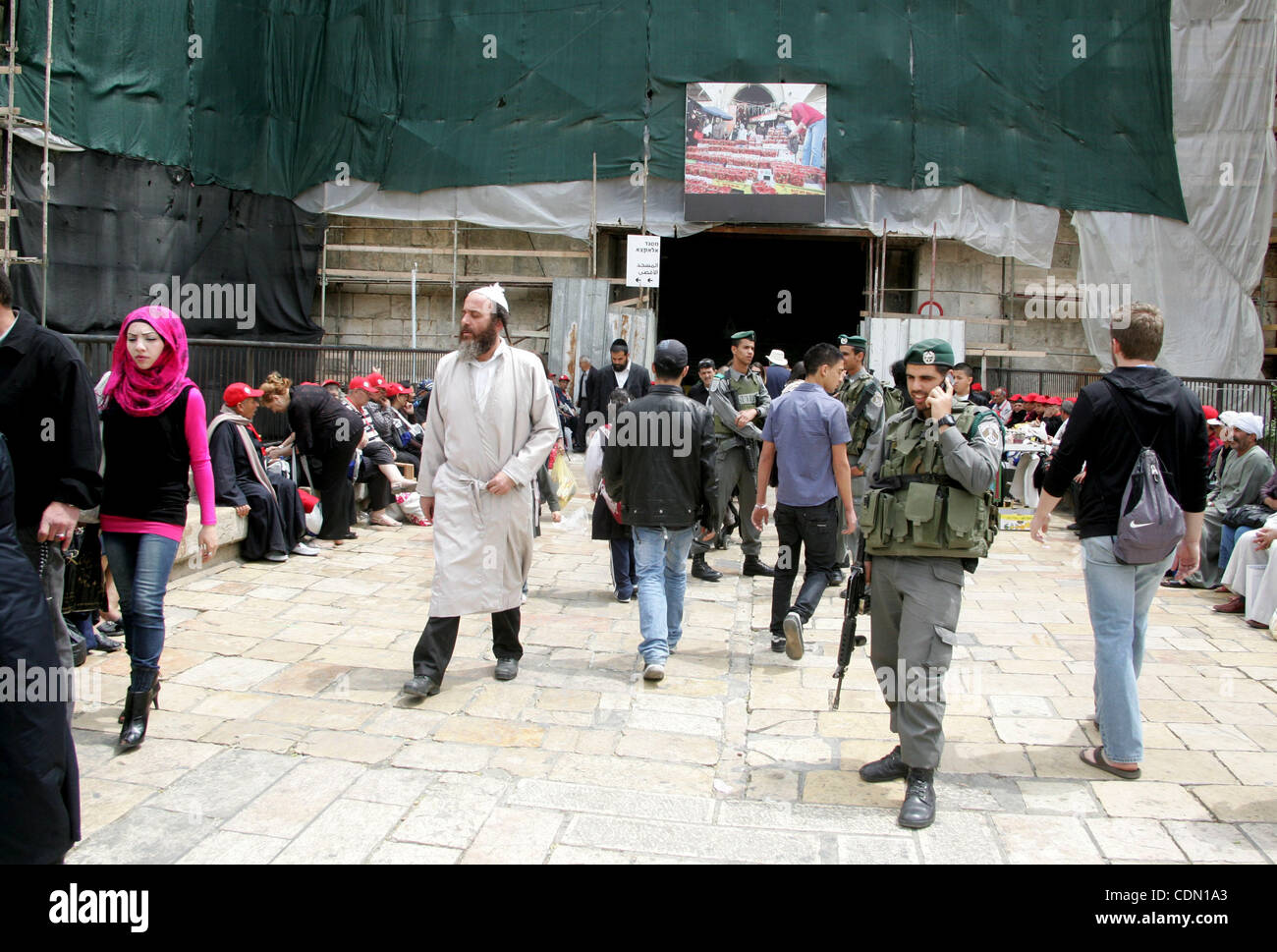 Les Palestiniens passent devant un policier israélien tels qu'ils sont gardiens dans le marché de la vieille ville de Jérusalem sur avril 21,2011 photo de MAhfouz Abu Turk Banque D'Images