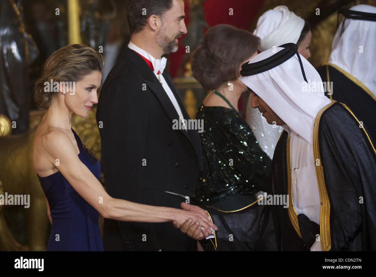 25 avril 2011 - Madrid, Madrid, Espagne - roi d'Espagne Juan Carlos, La Reine Sofia, le Prince Felipe et la Princesse Letizia assister au dîner de gala avec l'Émir du Qatar Sheikh Hamad bin Khalifa Al-Thani et son épouse Sheikha Moza bint Nasser pour le déjeuner au Palacio Real de Madrid (Image Crédit : © J Banque D'Images