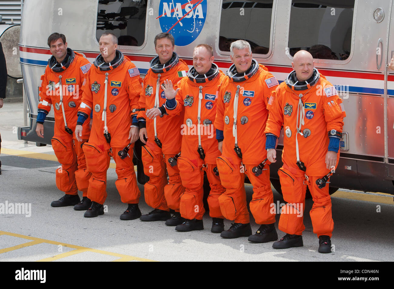 29 avril 2011 - Cap Canaveral, Floride, États-Unis - la navette spatiale Endeavour STS-134 astronautes, L-R, l'astronaute américain né au Canada, GREG CHAMITOFF, spécialiste de mission a appelé l'FEUSTEL, Agence spatiale européenne de l'Italie de l'astronaute Roberto Vittori, spécialiste de mission Mike Fincke, astronaute américain né britannique, pilote Banque D'Images