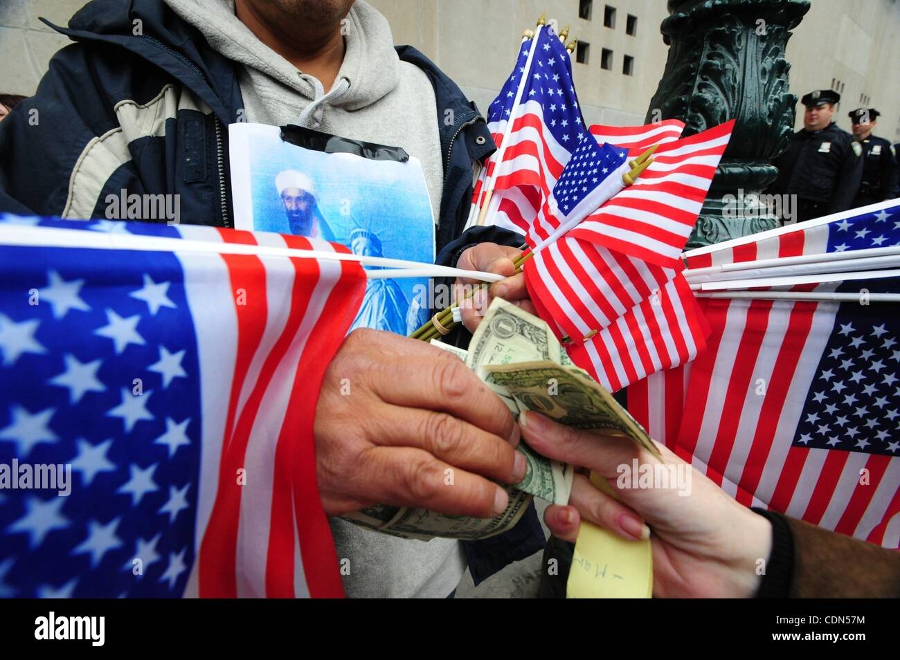 2 mai 2011 - Manhattan, New York, États-Unis - Francisco Miranda du vendeur de vendre des drapeaux américains sur le site du World Trade Center le matin après Oussama ben Laden a été tué dans un échange de tirs avec les forces américaines d'élite du lundi au Pakistan. (Crédit Image : © Bryan Smith/ZUMAPRESS.com) Banque D'Images