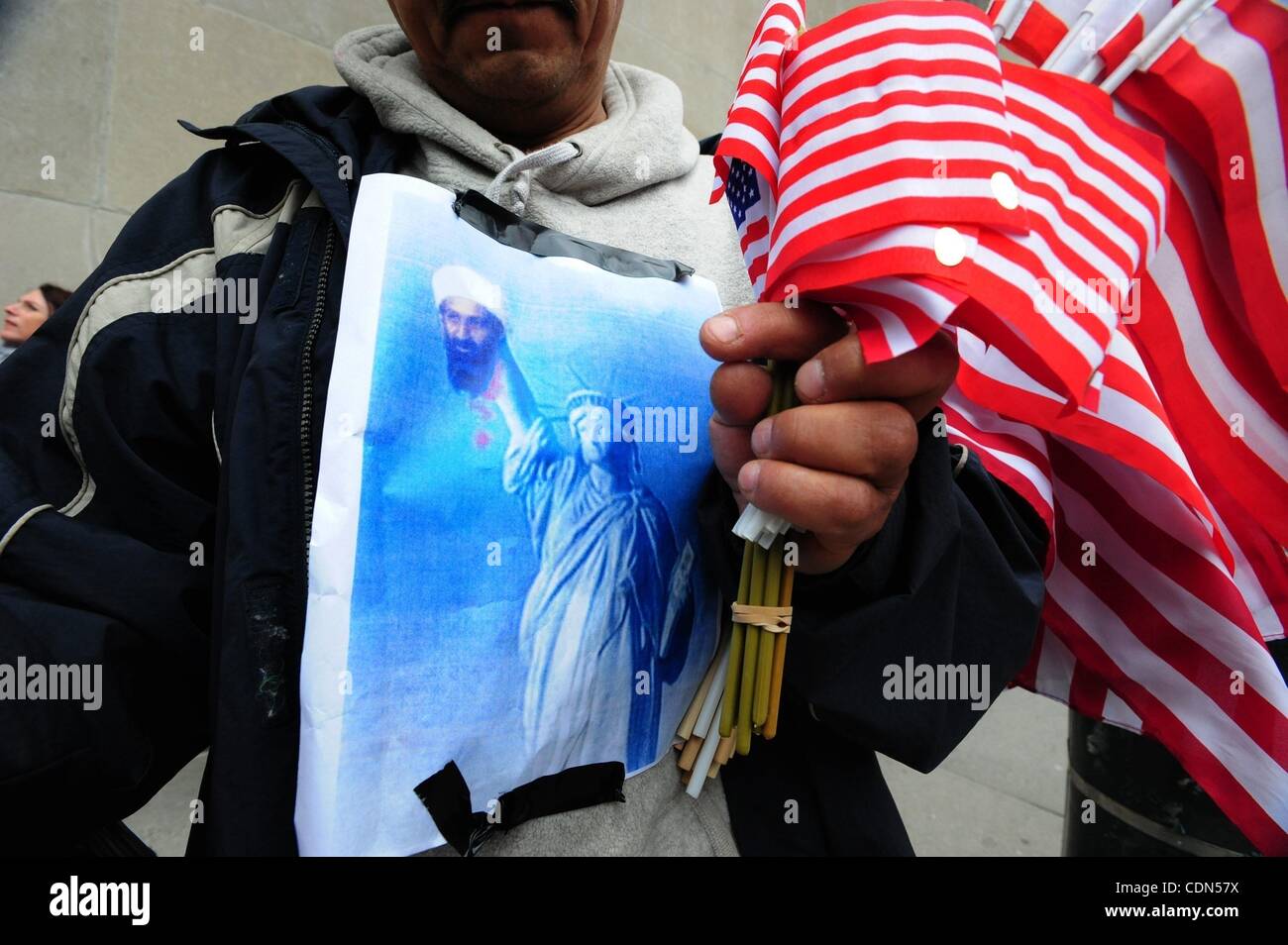 2 mai 2011 - Manhattan, New York, États-Unis - Francisco Miranda du vendeur de vendre des drapeaux américains sur le site du World Trade Center le matin après Oussama ben Laden a été tué dans un échange de tirs avec les forces américaines d'élite du lundi au Pakistan. (Crédit Image : © Bryan Smith/ZUMAPRESS.com) Banque D'Images