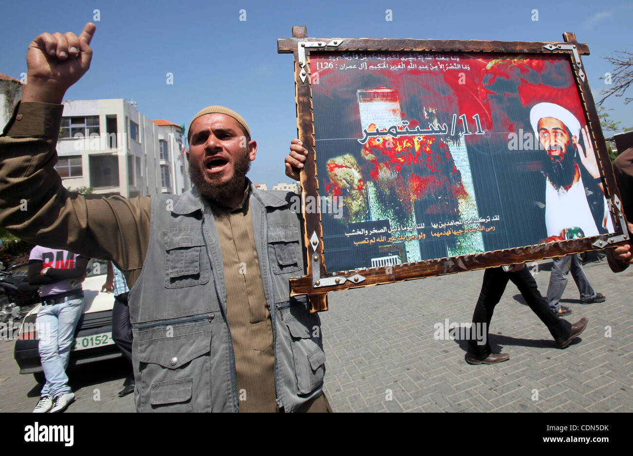 Palestiniens crier des slogans anti-américains au cours d'une manifestation dans la ville de Gaza le 3 mai 2011 après l'assassinat d'Oussama Ben Laden par les forces spéciales américaines dans une opération terrestre dans la station de colline d'Abbottabad. Le Pakistan a déclaré que le meurtre d'Oussama ben Laden dans une opération américaine a été un revers majeur pour des terr Banque D'Images