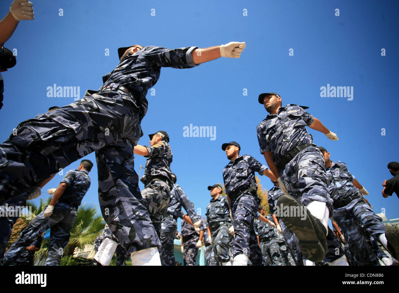 Les forces de sécurité du Hamas palestinien mars avec leur anti-émeute lors d'une cérémonie à la police d'Arafat à Gaza le 10 mai 2011. Photo par Mohammed Othman Banque D'Images