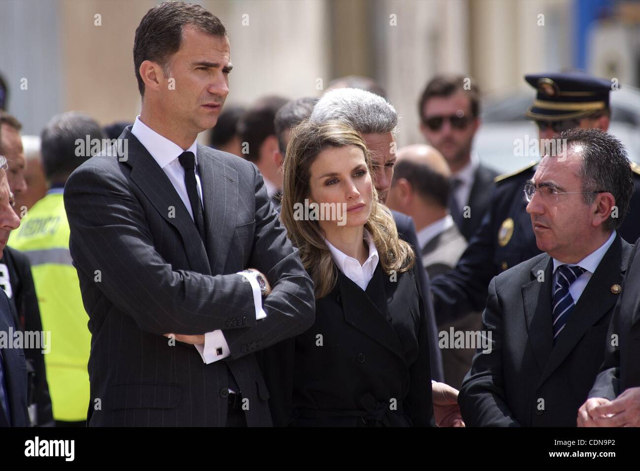 13 mai 2011 - Lorca, Région de Murcia, Espagne - Le Prince Felipe d'Espagne et la Princesse Letizia visitint lors d'une zone endommagée le plus pendant le tremblement de terre, cultivés de zéro. Neuf personnes ont été tuées dans les tremblements de la mesure 4.4 et 5.2 sur l'échelle de Richter qui a frappé la ville historique de Lorca. Les tremblements de terre Banque D'Images