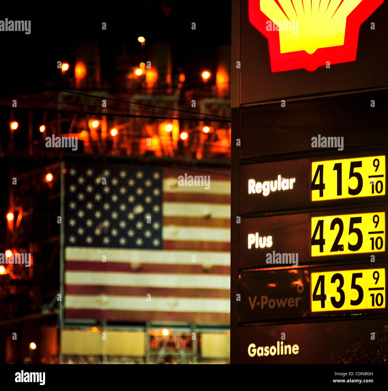 19 mai 2011 - Carson, Californie, États-Unis - le prix du gaz est vu à une station-service Shell près de la raffinerie de pétrole de BP dans la région de Carson, Californie, 19 mai 2011. Le prix moyen d'un gallon d'essence a baissé plus que $.40 ce mois, et peuvent continuer à l'automne. (Crédit Image : © Josh Edelson/ZUMAPRESS.com) Banque D'Images