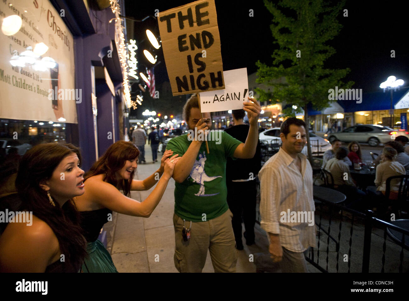 20 mai 2011 - Ann Arbor, Michigan, États-Unis - Kwayera Davis marche le long de la rue principale et s'amuser avec des personnes levant la version d'une fin-du-Monde sign in Ann Arbor, MI, le 20 mai 2011. (Crédit Image : © Mark Bialek/ZUMAPRESS.com) Banque D'Images