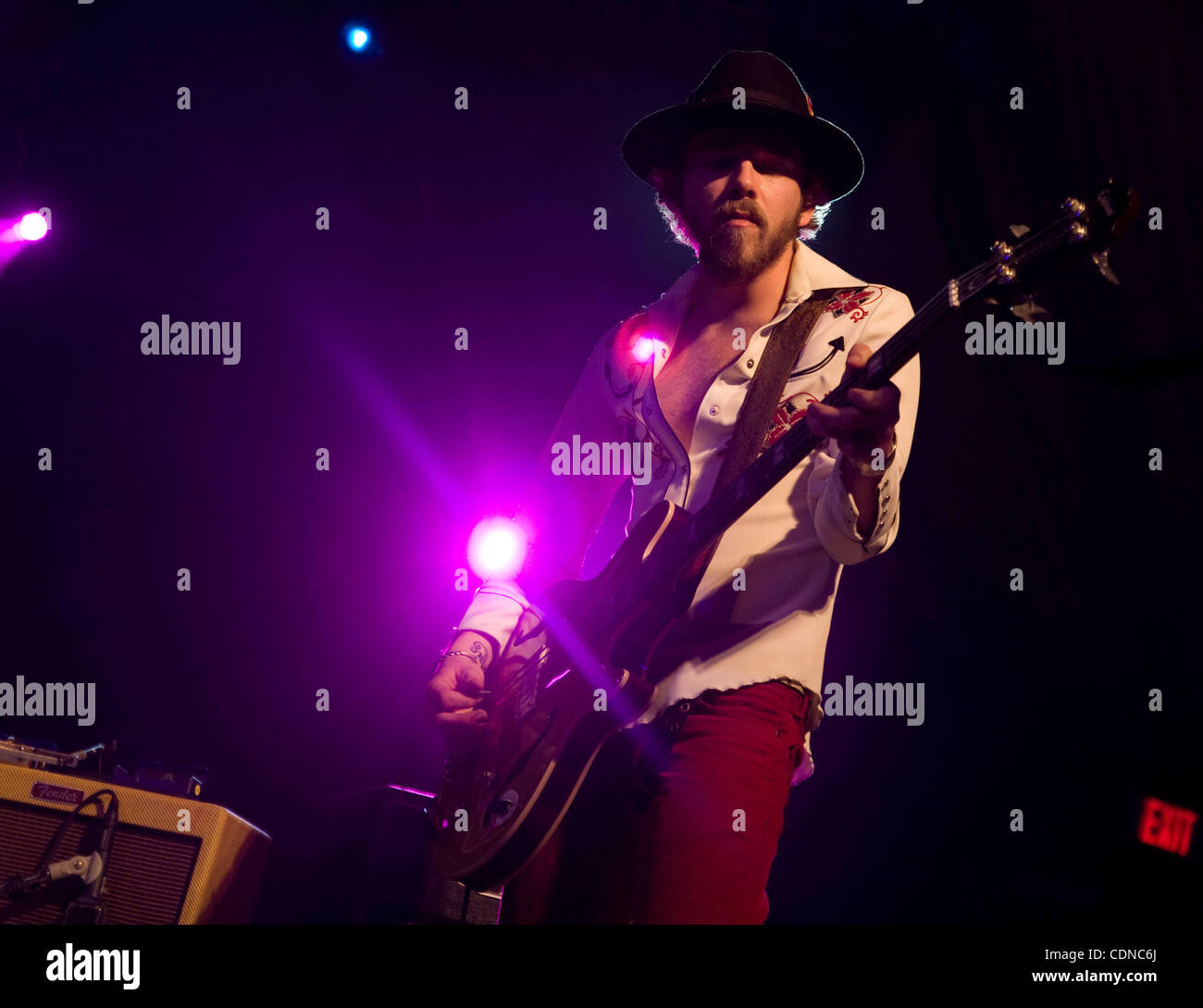 21 mai 2011 - Austin, Texas, États-Unis - Ryan Bingham et les chevaux morts jouent un sold out show à Stubbs à Austin, Texas. Les accompagnements, Le Bingham chevaux morts, sont Matthew Smith (batterie), Corby Schaub (guitare et mandoline) et Elijah Ford (basse). Le bassiste sur Mescalito était JEB Stuart. (Crédit Imag Banque D'Images