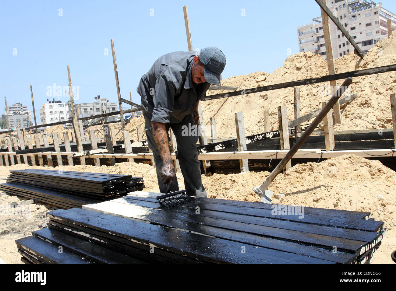 22 mai 2011 - La ville de Gaza, bande de Gaza - une vue générale présente les travaux de construction de deux nouvelles écoles de l'ONU sur le site de l'ancien siège de la sécurité palestinienne dans la ville de Gaza, qui a été détruit par Israël pendant l'offensive de Gaza 2008-2009. L'UNRWA (agence des Nations Unies pour les réfugiés palestiniens) aux écoles une Banque D'Images