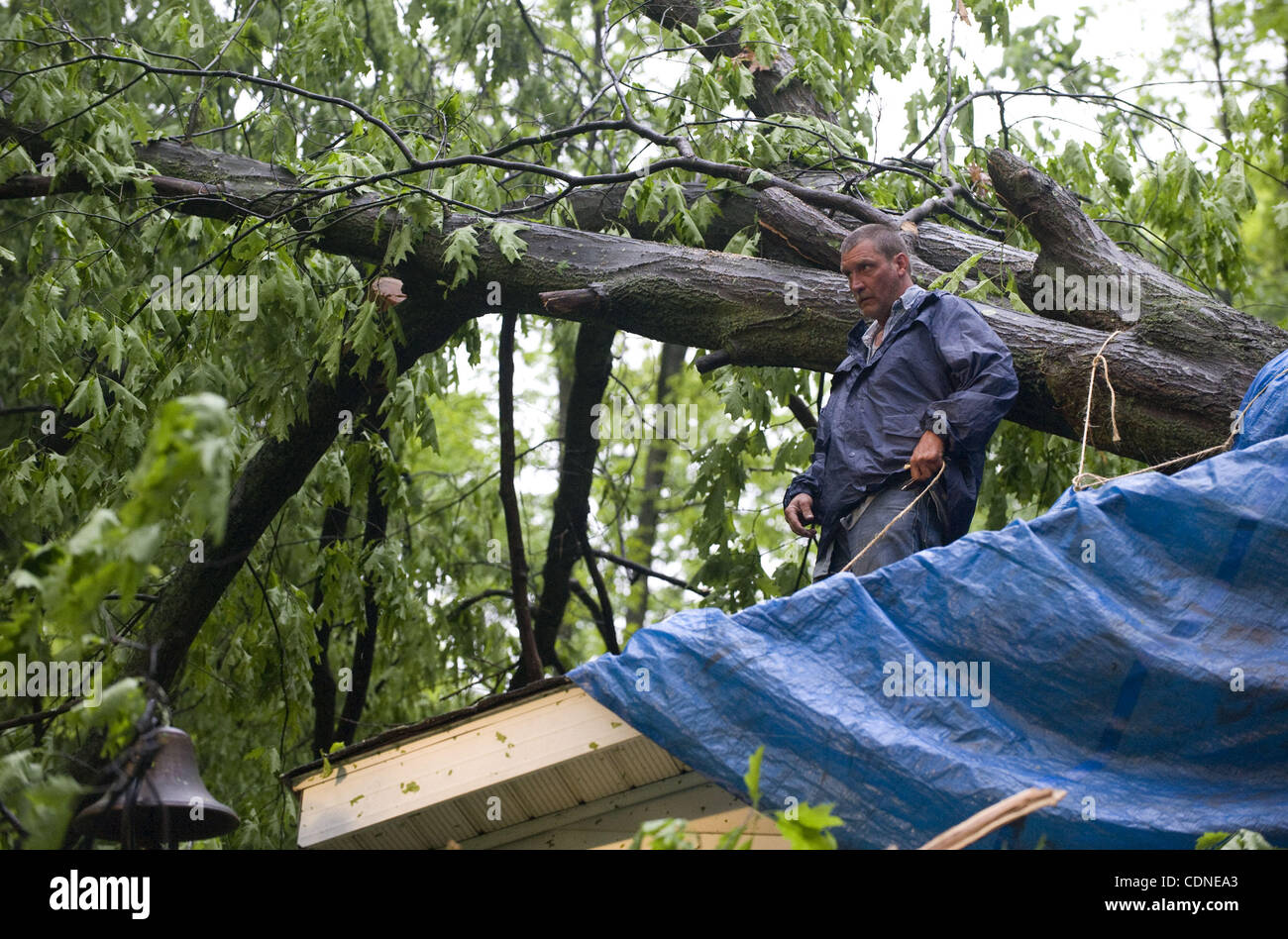 29 mai 2011 - Best Western Of Howell, Michigan, États-Unis - Tom Vaughan travaille à toile du toit de Alex et Bobby Gierlach's house après une tornade a fait un arbre de chêne rouge sur elle sur route en Howell, Crofoot MI le 29 mai 2011. Plus de 100 000 résidents à travers l'état d'alimentation. (Crédit Image : © Mark Bialek/ZUMA Banque D'Images