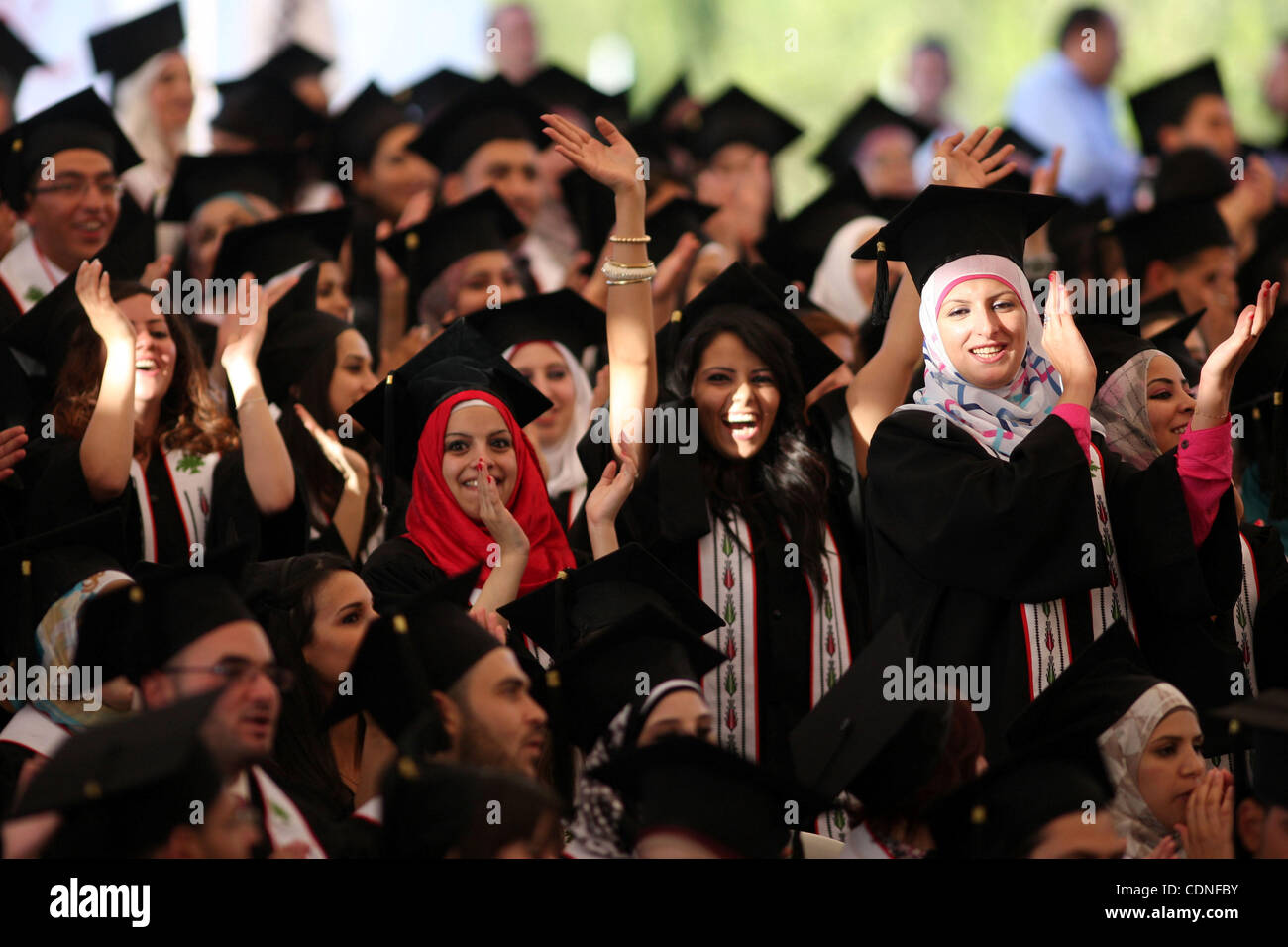 Des étudiants palestiniens assister à leur cérémonie de remise de diplômes à l'Université de Birzeit, près de la ville cisjordanienne de Ramallah, vendredi 3 juin 2011. Photo par Issam Rimawi Banque D'Images