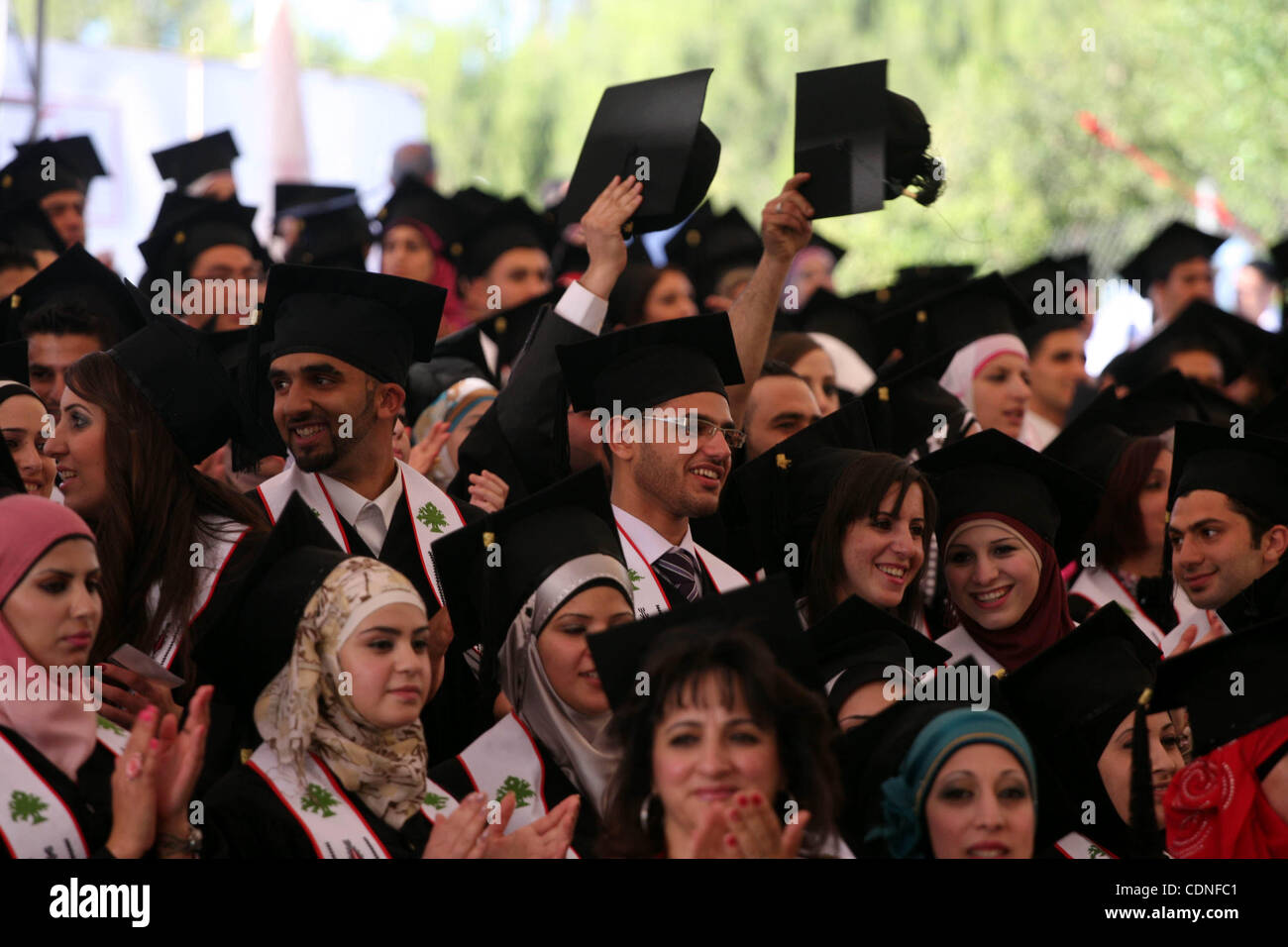 Des étudiants palestiniens assister à leur cérémonie de remise de diplômes à l'Université de Birzeit, près de la ville cisjordanienne de Ramallah, vendredi 3 juin 2011. Photo par Issam Rimawi Banque D'Images