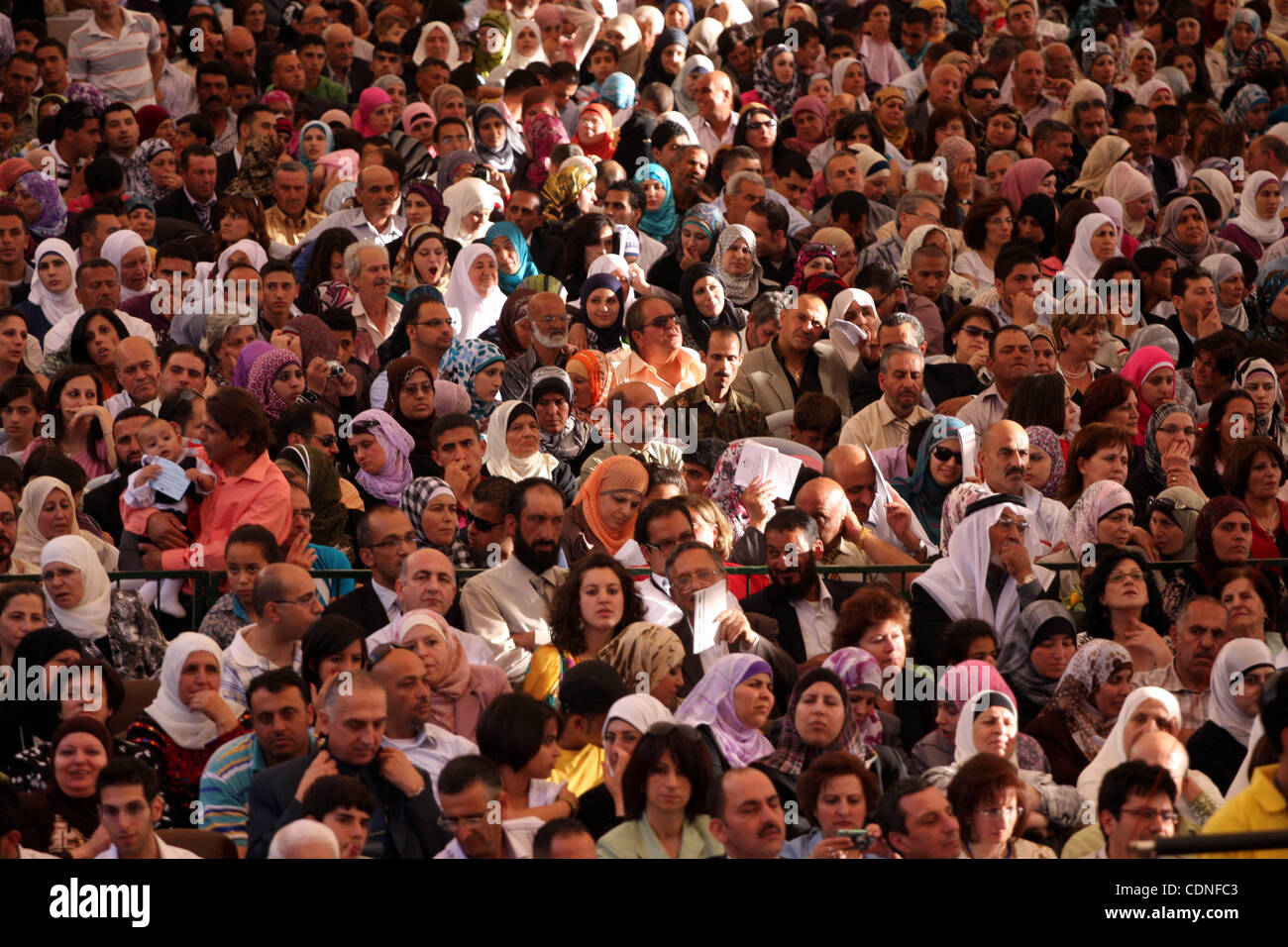 Des étudiants palestiniens assister à leur cérémonie de remise de diplômes à l'Université de Birzeit, près de la ville cisjordanienne de Ramallah, vendredi 3 juin 2011. Photo par Issam Rimawi Banque D'Images